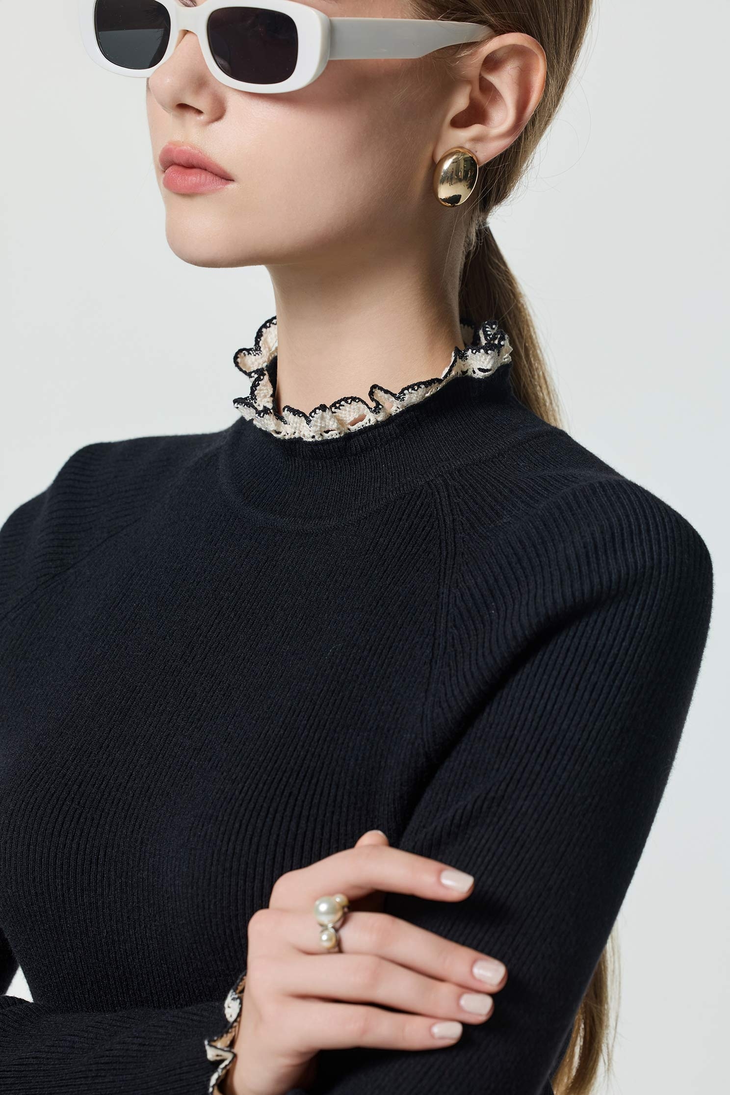 配色荷葉織帶坑條針織單品配色荷葉織帶坑條針織單品,上班OL穿搭,春夏穿搭,簡約穿搭,約會特輯,荷葉,針織,針織衫