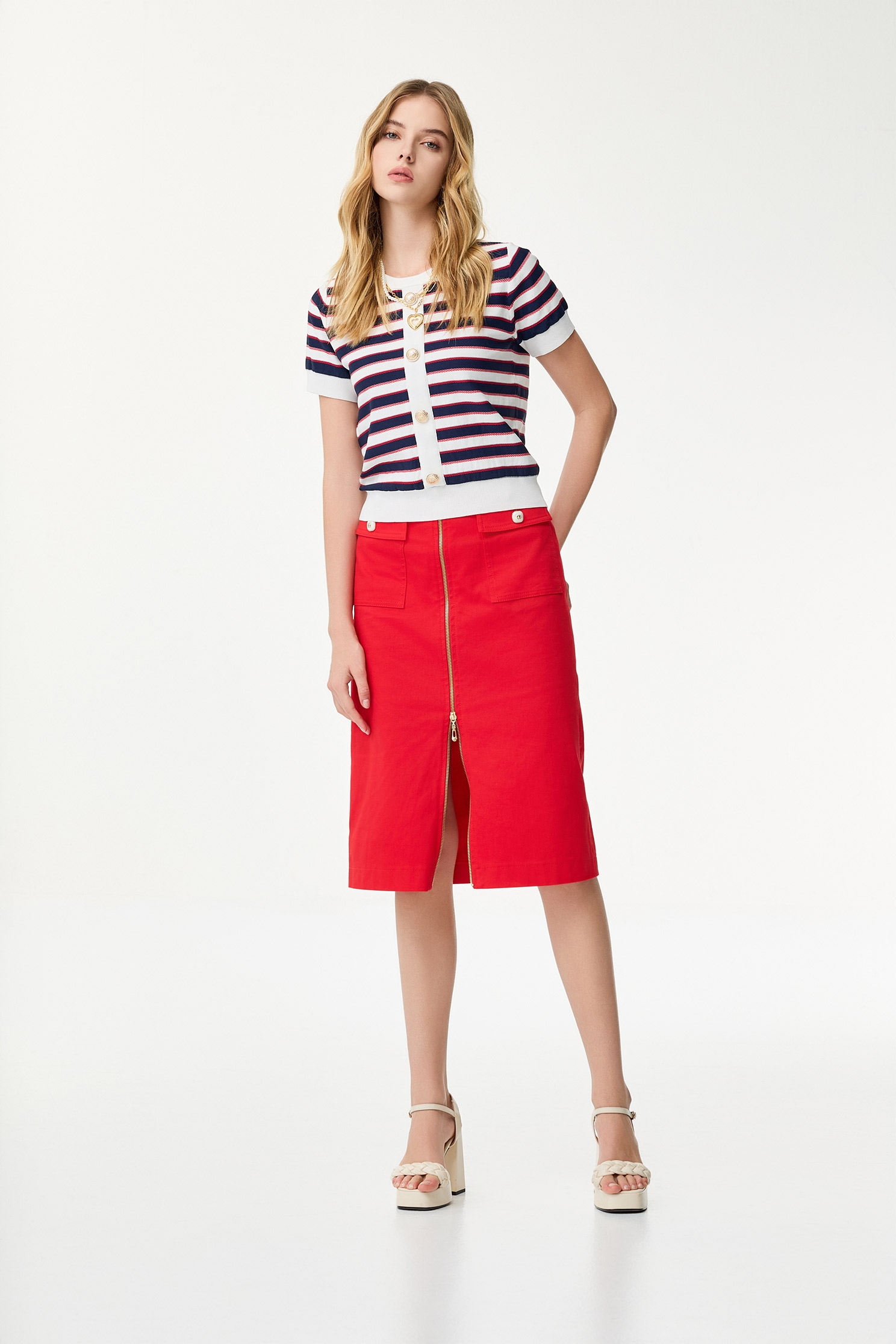 配條縫釦短袖針織上衣配條縫釦短袖針織上衣,上衣,春夏穿搭,條紋,針織,針織衫