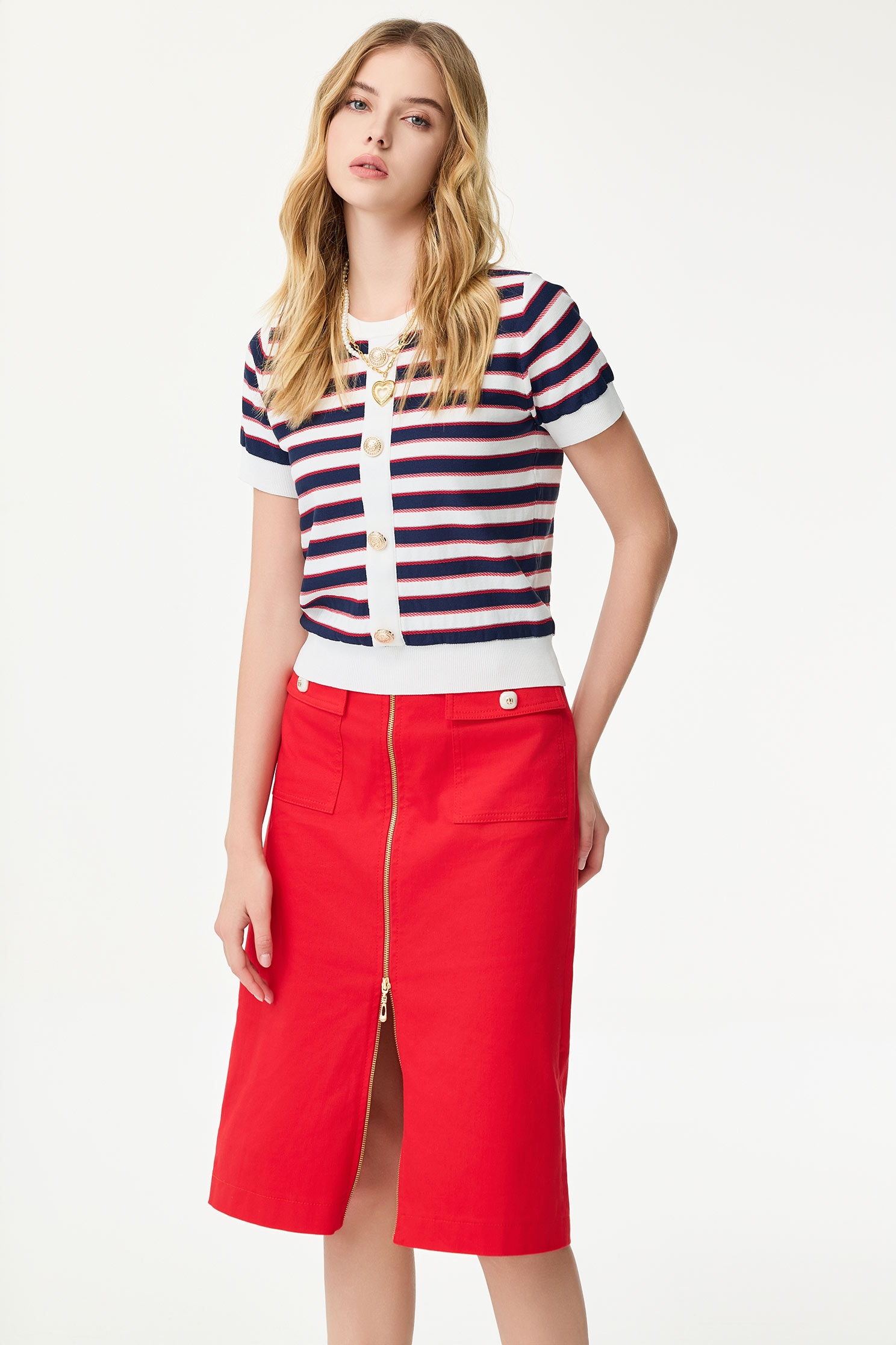 配條縫釦短袖針織上衣配條縫釦短袖針織上衣,上衣,春夏穿搭,條紋,針織,針織衫