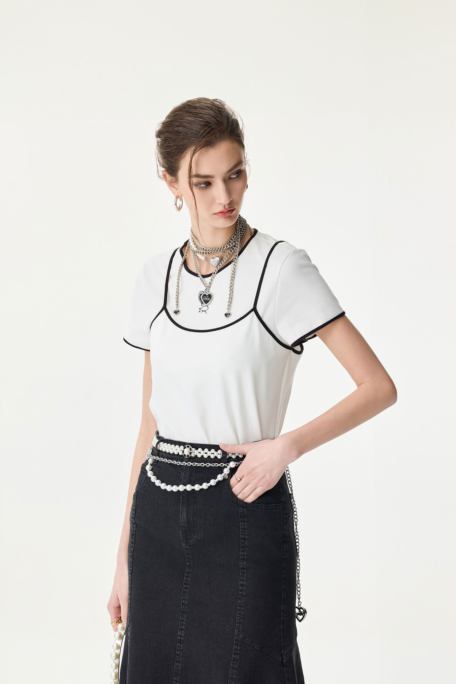 黑邊愛心繡花假兩件T恤黑邊愛心繡花假兩件T恤,T恤,上衣,春夏穿搭,約會特輯,繡花,輕奢度假,輕奢渡假