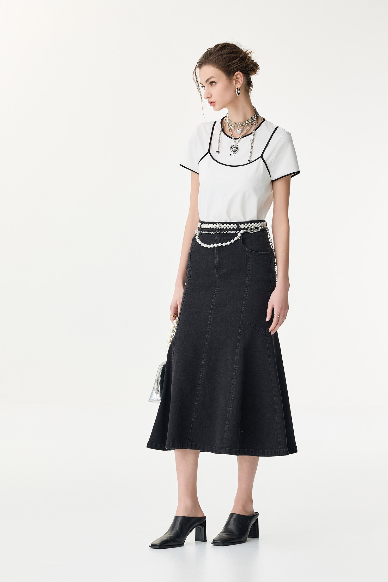 黑邊愛心繡花假兩件T恤黑邊愛心繡花假兩件T恤,T恤,上衣,春夏穿搭,約會特輯,繡花,輕奢度假,輕奢渡假