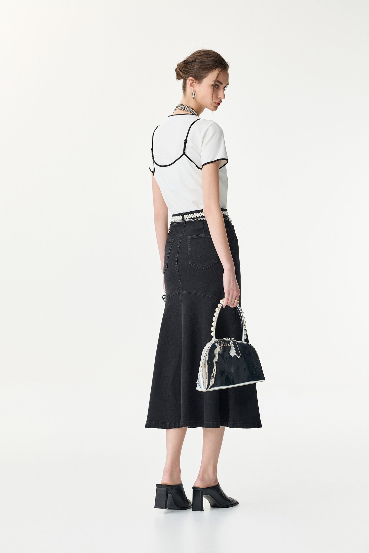 黑邊愛心繡花假兩件T恤黑邊愛心繡花假兩件T恤,T恤,上衣,春夏穿搭,約會特輯,繡花,輕奢度假,輕奢渡假