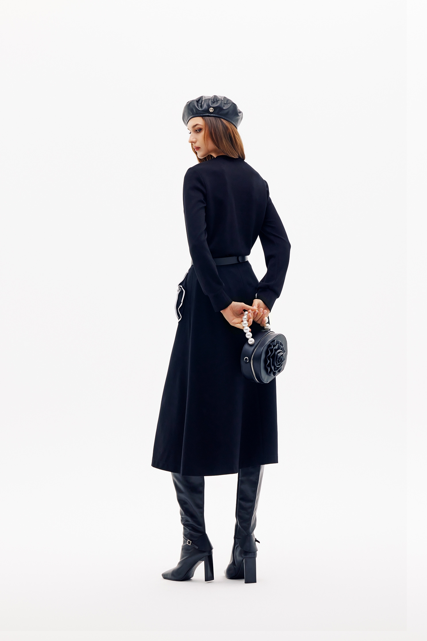 珍珠蝴蝶結縫飾單品上衣珍珠蝴蝶結縫飾單品上衣,上班OL穿搭,上衣,人氣商品,春夏穿搭,珍珠,簡約穿搭,約會特輯,蝴蝶結,黑色上衣