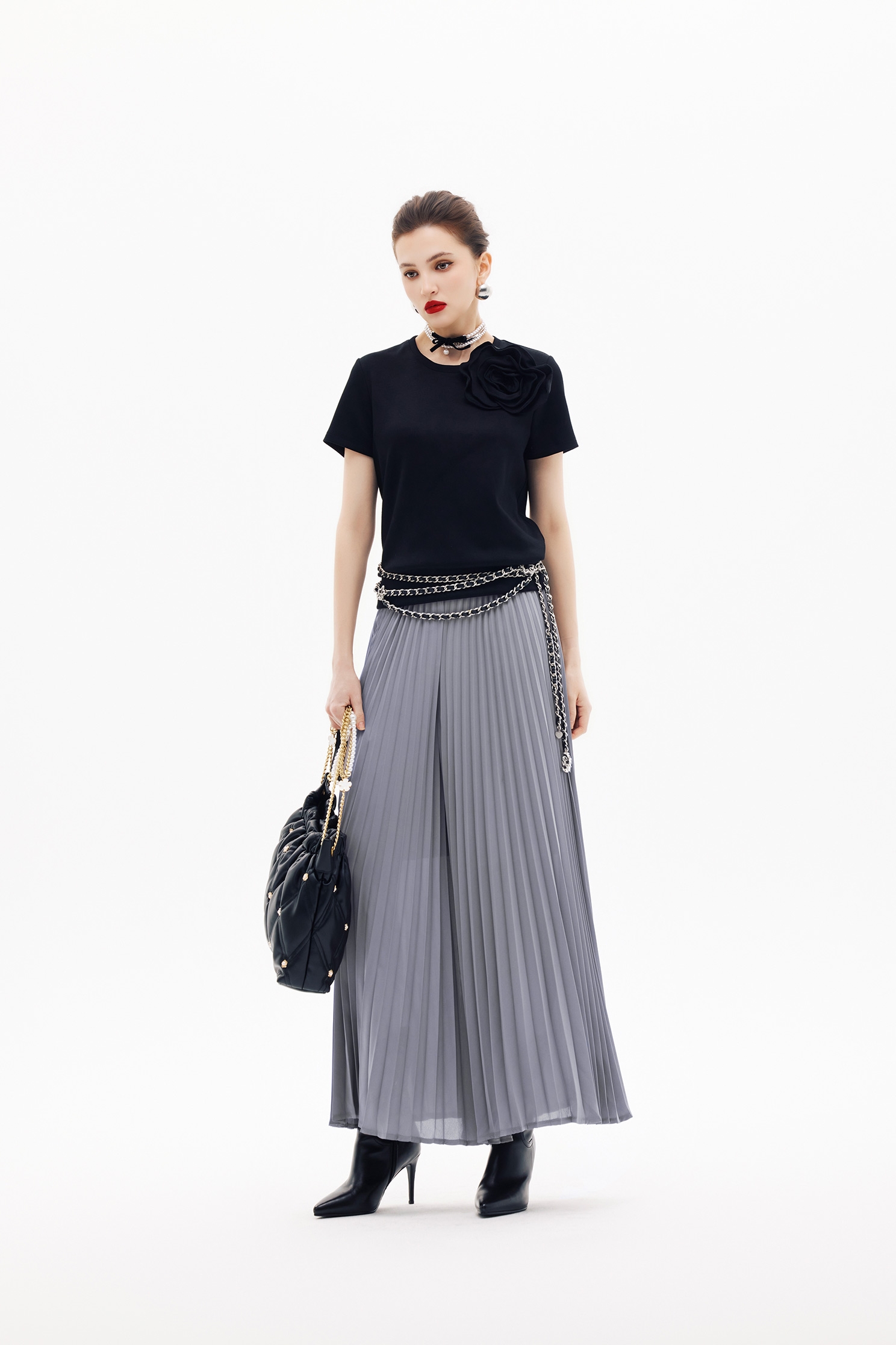 黑玫瑰繞花短袖單品黑玫瑰繞花短袖單品,上班OL穿搭,上衣,春夏穿搭,約會特輯,花花世界