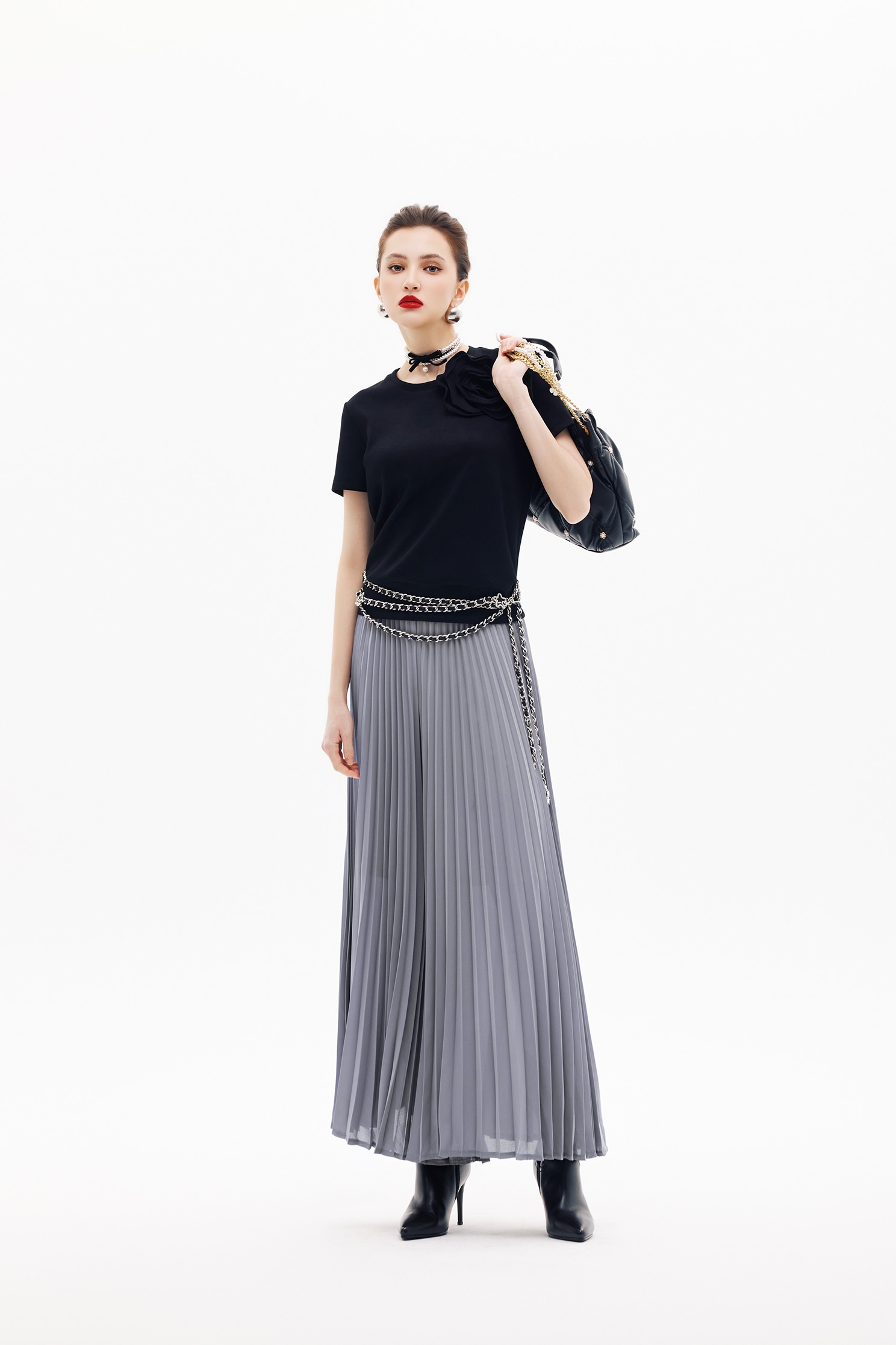 黑玫瑰繞花短袖單品黑玫瑰繞花短袖單品,上班OL穿搭,上衣,春夏穿搭,約會特輯,花花世界