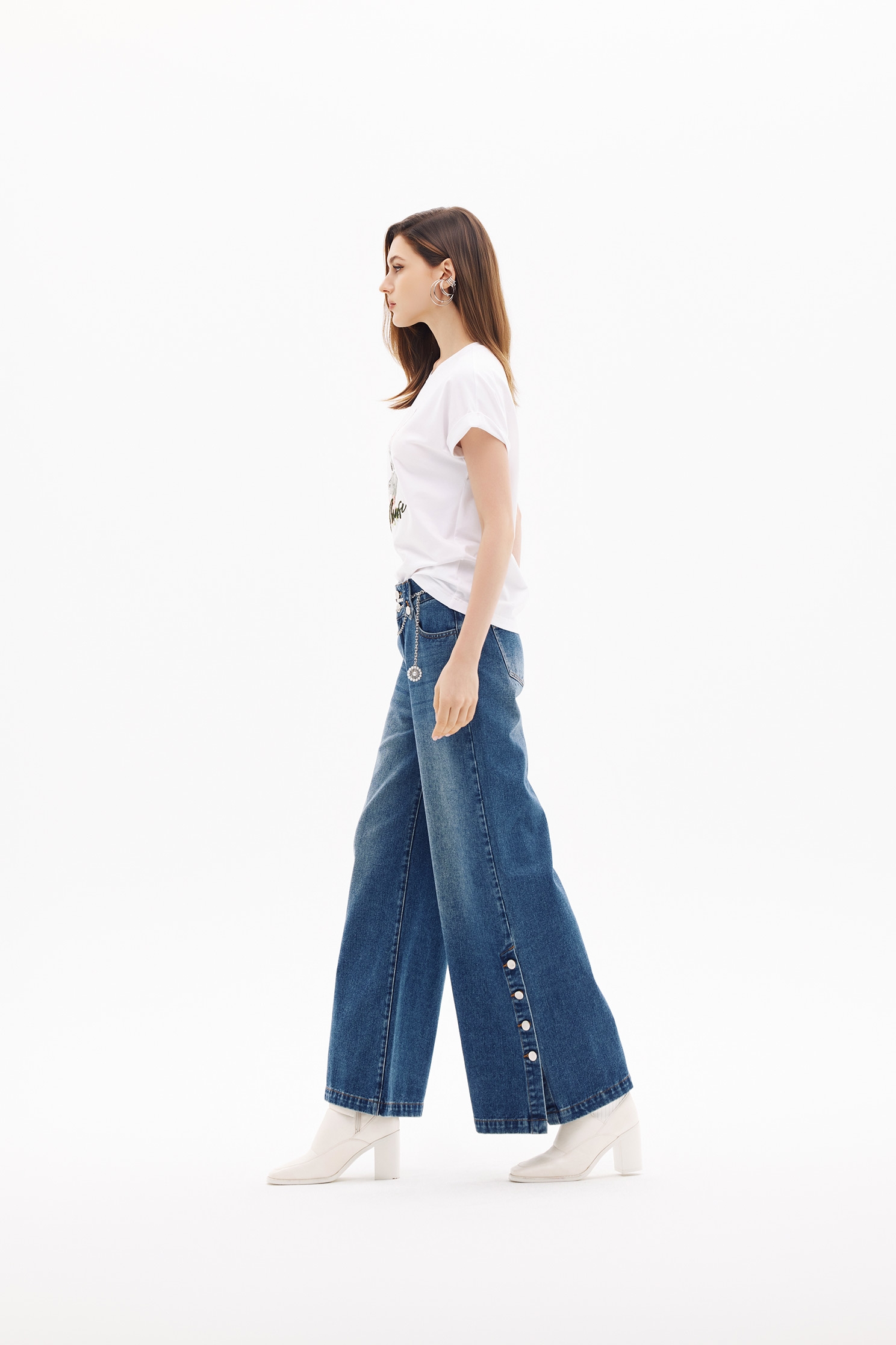 戴花環魅鹿印花Ｔ恤上衣戴花環魅鹿印花Ｔ恤上衣,T恤,上衣,人氣商品,刺繡,春夏穿搭,簡約穿搭,純棉,花花世界,輕奢度假,輕奢渡假