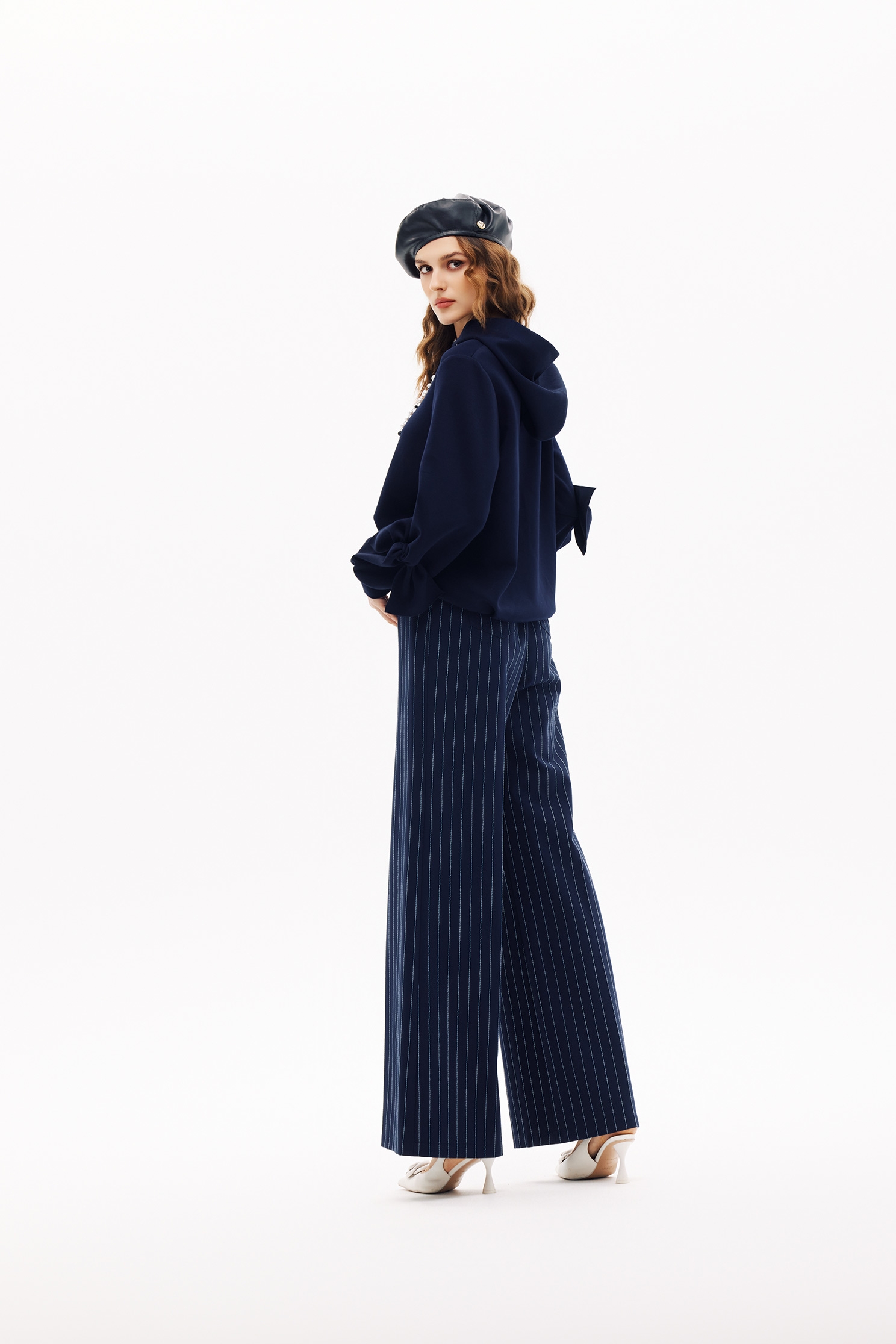 濃厚靛藍蝴蝶結袖上衣濃厚靛藍蝴蝶結袖上衣,上衣,春夏穿搭,蝴蝶結