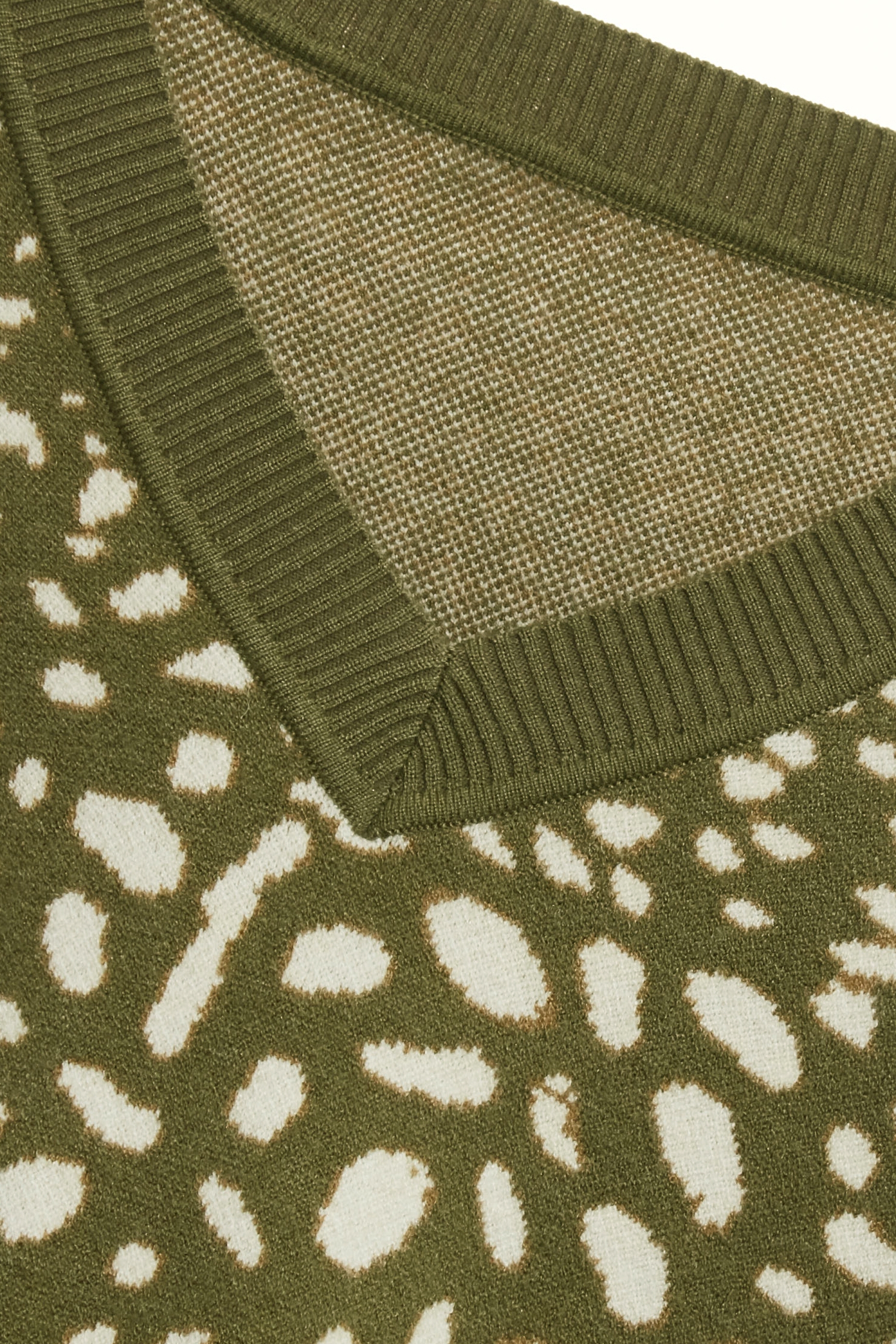 漸層鹿紋織花針織上衣漸層鹿紋織花針織上衣,V領上衣,上班OL穿搭,上衣,人氣商品,春夏穿搭,針織,針織上衣,針織衫