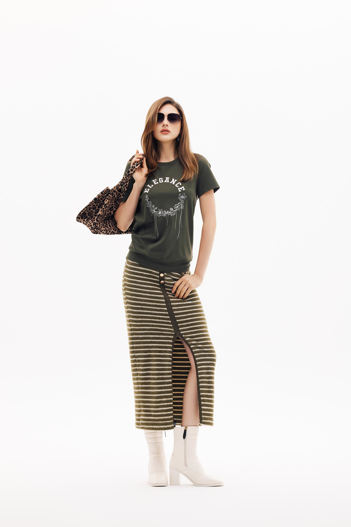 優雅單字刺繡上衣優雅單字刺繡上衣,T-Shirt,上衣,刺繡,春夏穿搭,簡約穿搭,繡花上衣,花花世界