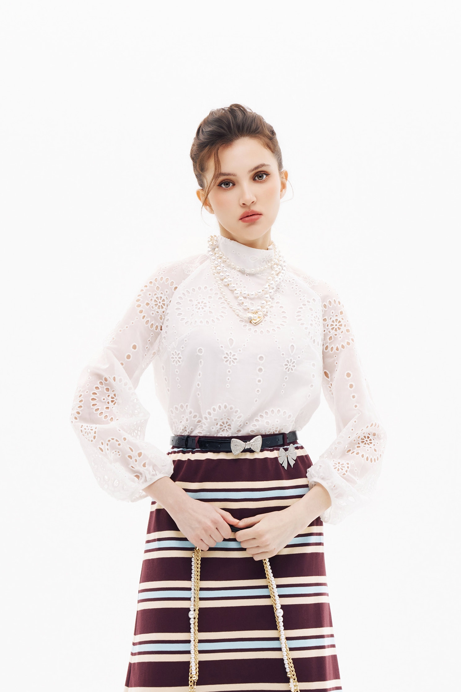 萬花筒簍空刺繡上衣萬花筒簍空刺繡上衣,上班OL穿搭,上衣,刺繡,春夏穿搭,繡花上衣,花花世界,蝴蝶結