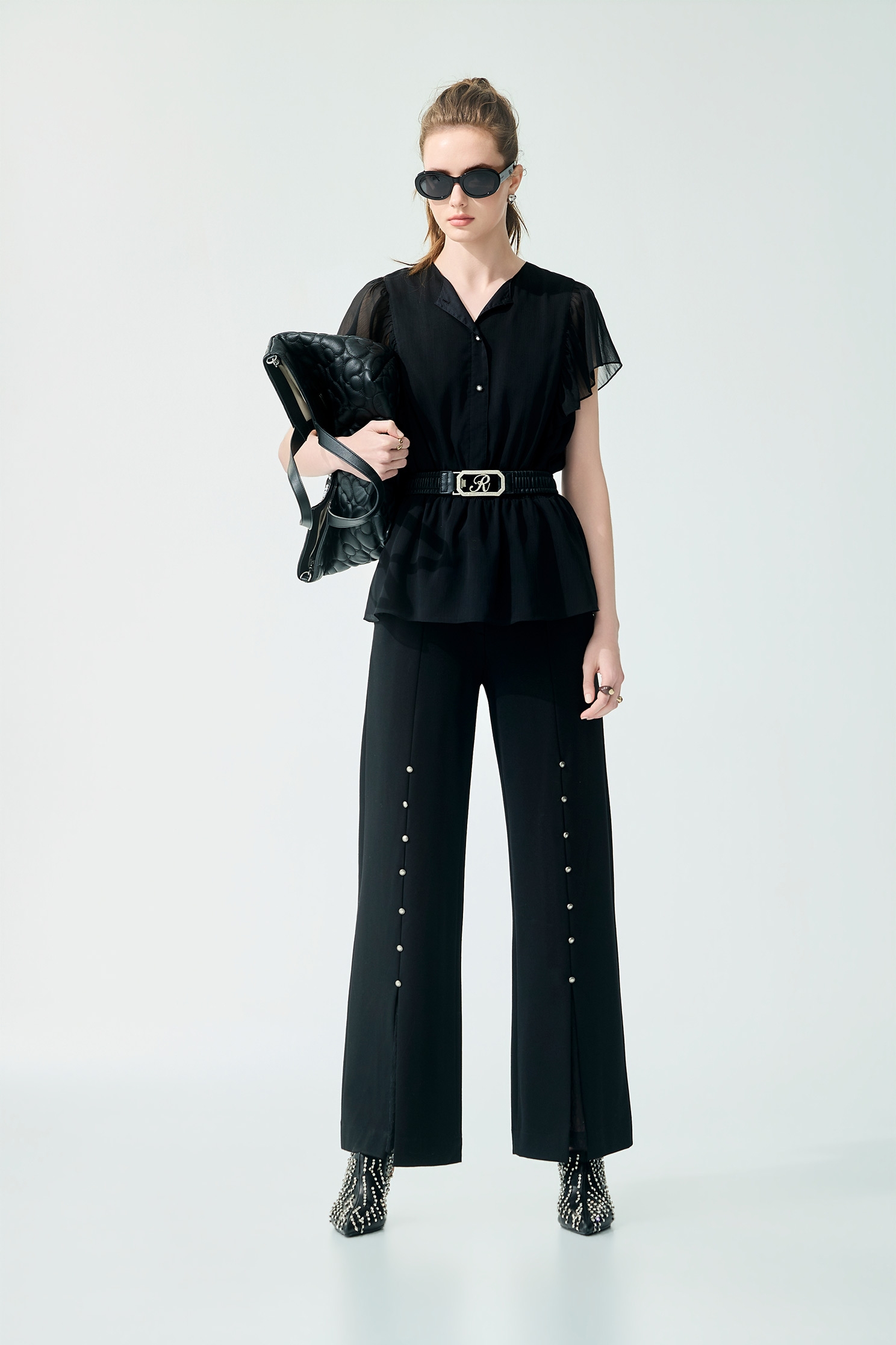 楊柳雪紡短袖型單品上衣楊柳雪紡短袖型單品上衣,上班OL穿搭,上衣,春夏穿搭,簡約穿搭,雪紡,黑色上衣