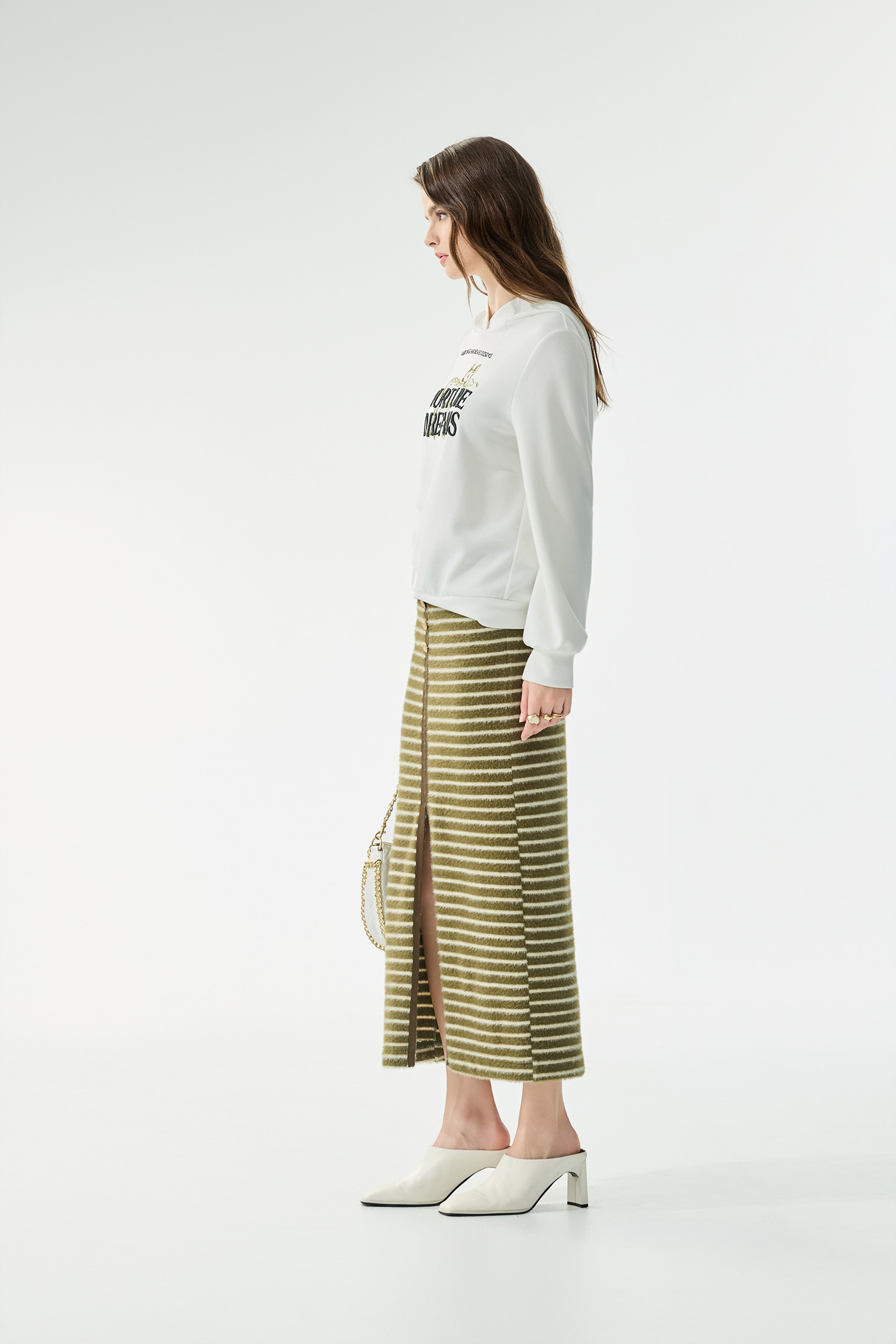 綴梅花鹿刺繡連帽上衣綴梅花鹿刺繡連帽上衣,上衣,刺繡,春夏穿搭,白色上衣