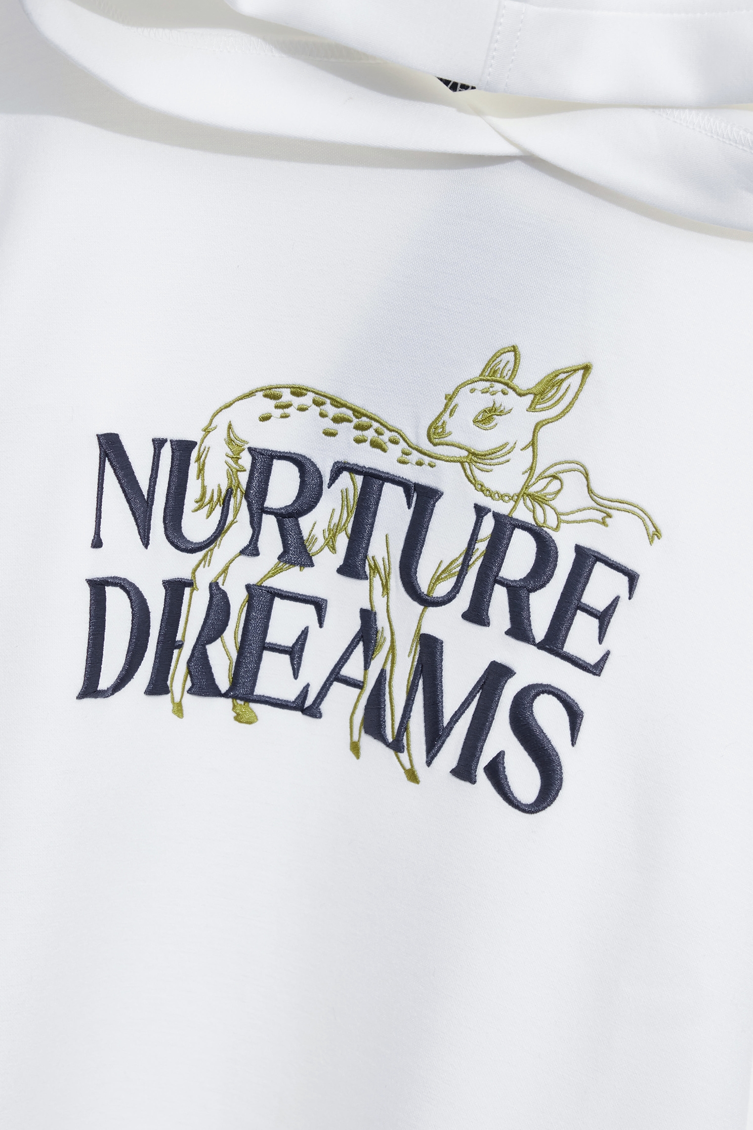 綴梅花鹿刺繡連帽上衣綴梅花鹿刺繡連帽上衣,上衣,刺繡,春夏穿搭,白色上衣