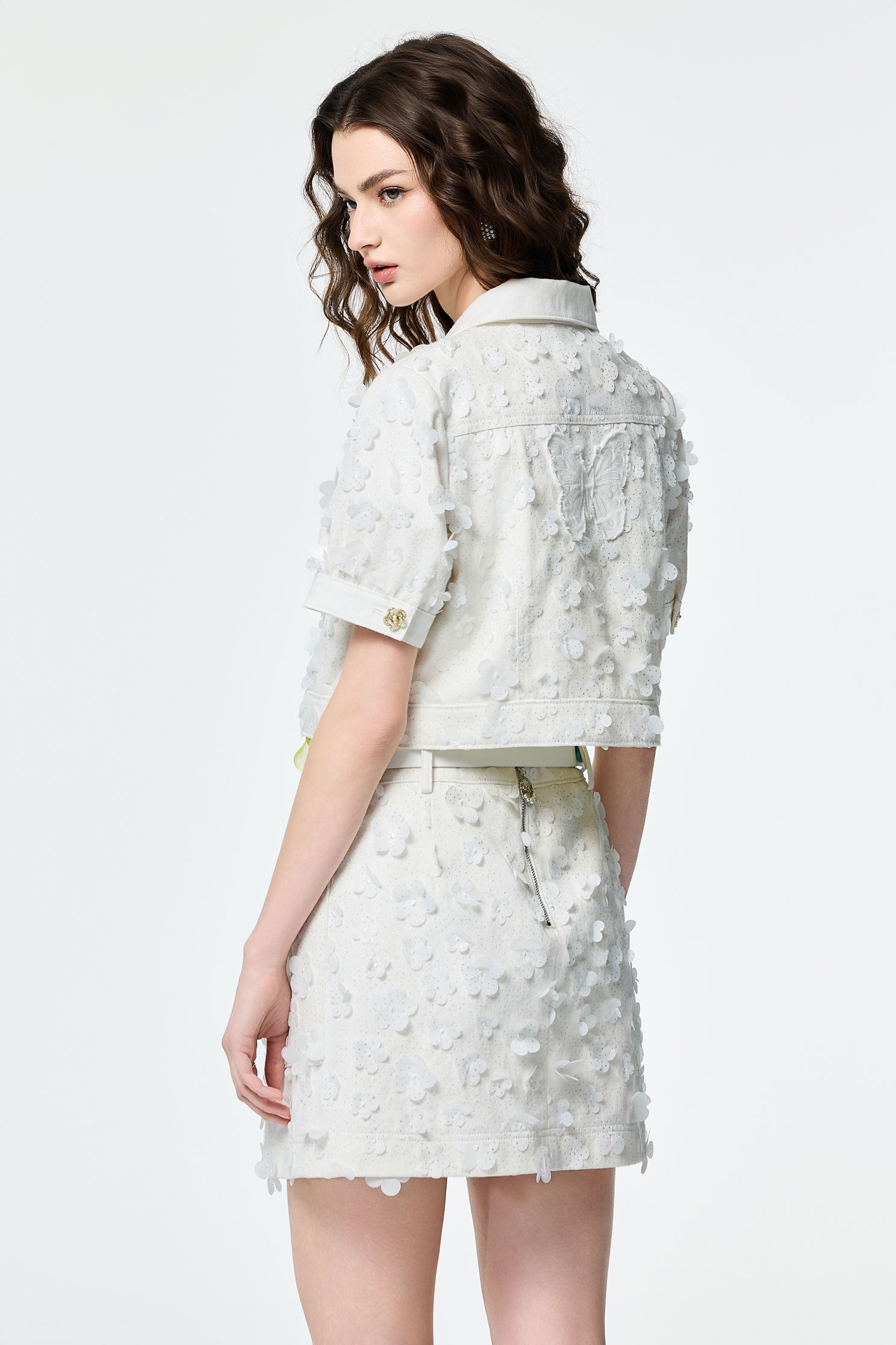 閃光花朵牛仔外套閃光花朵牛仔外套,一般外套,上班OL穿搭,人氣商品,刺繡,外套,春夏穿搭,時髦成套搭配,牛仔,牛仔外套,白色外套,約會特輯