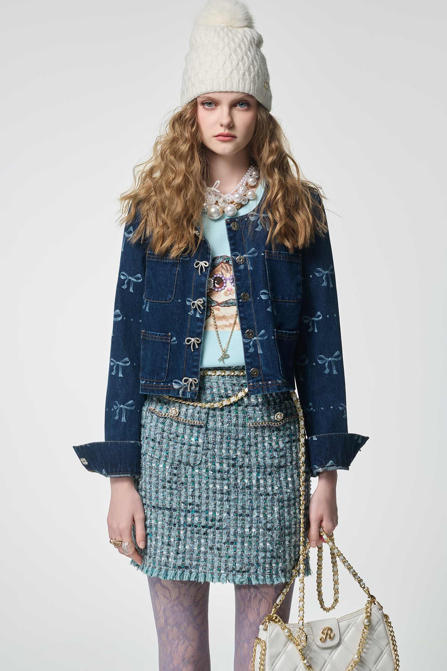 綴蝴蝶結圖騰牛仔外套綴蝴蝶結圖騰牛仔外套,丹寧,人氣商品,外套,時髦成套搭配,牛仔,牛仔外套,秋冬穿搭,約會特輯,蝴蝶結,飾品