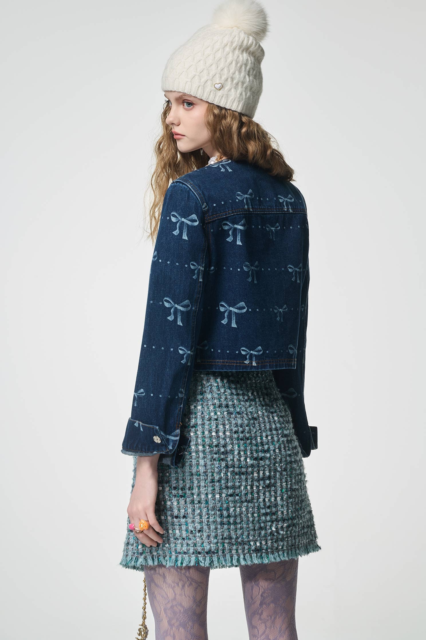 綴蝴蝶結圖騰牛仔外套綴蝴蝶結圖騰牛仔外套,丹寧,人氣商品,外套,時髦成套搭配,牛仔,牛仔外套,秋冬穿搭,約會特輯,蝴蝶結,飾品