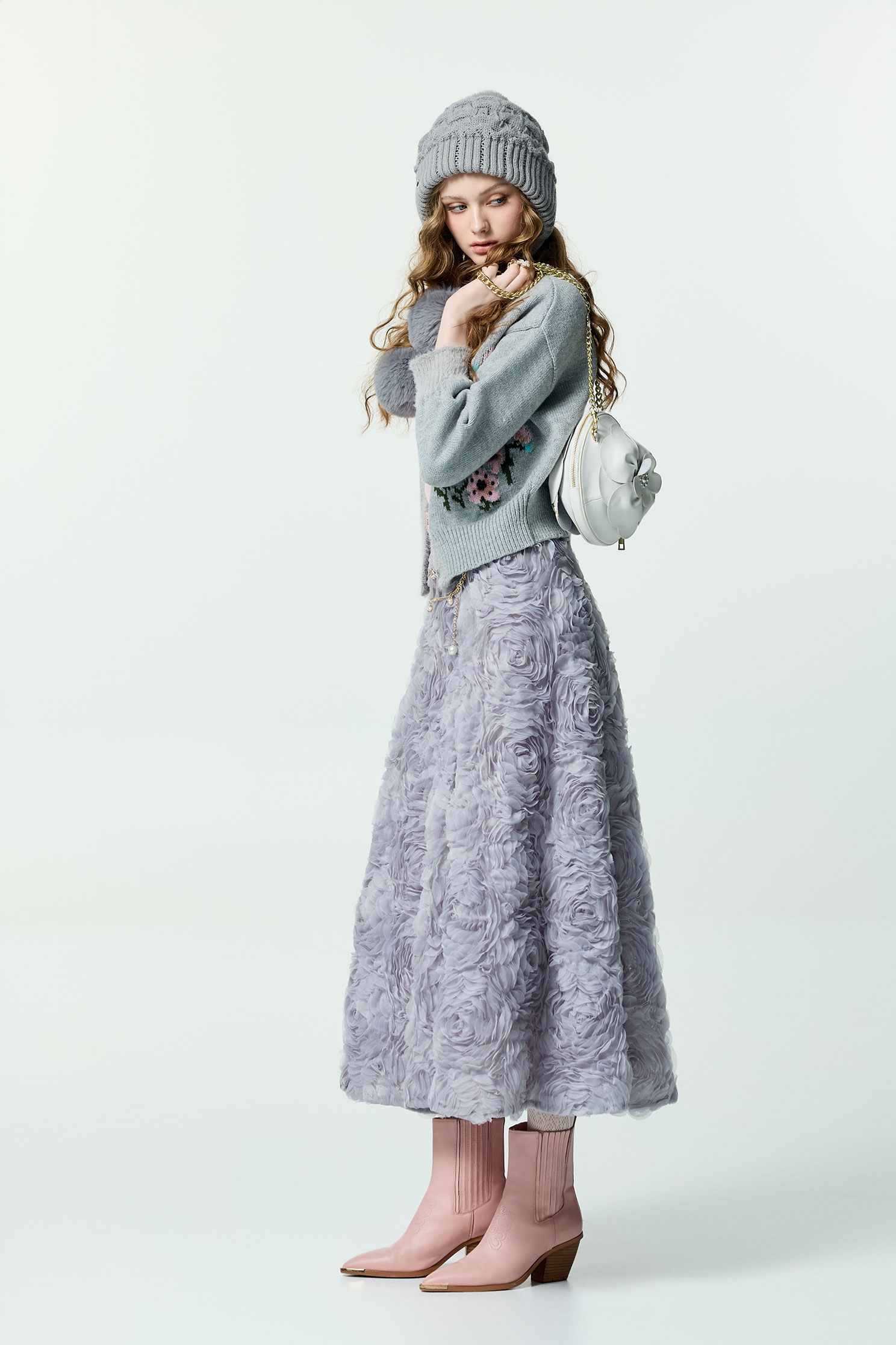 薄暮灰崁花卉開襟針織外套薄暮灰崁花卉開襟針織外套,上班OL穿搭,人氣商品,外套,秋冬穿搭,約會特輯,花花世界,針織,針織外套