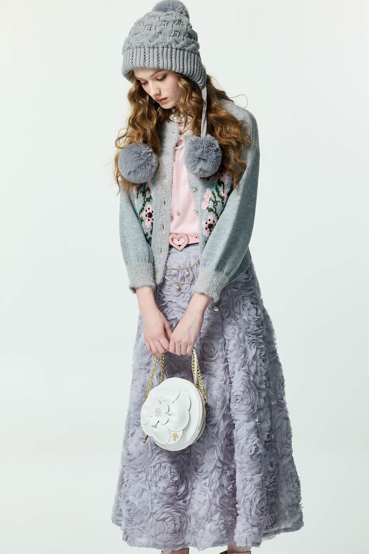 薄暮灰崁花卉開襟針織外套薄暮灰崁花卉開襟針織外套,上班OL穿搭,人氣商品,外套,秋冬穿搭,約會特輯,花花世界,針織,針織外套