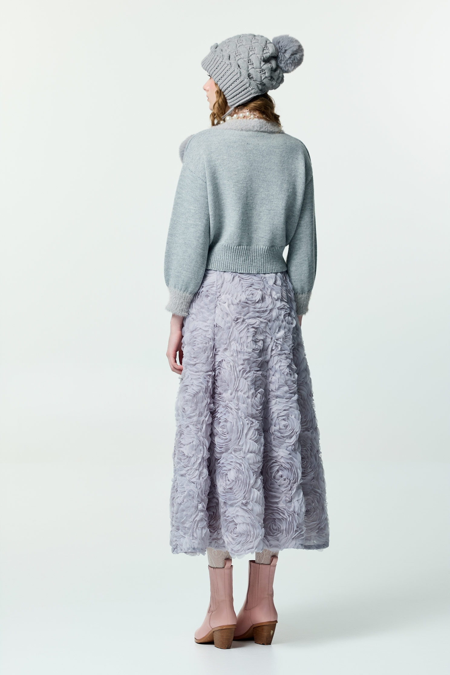 薄暮灰崁花卉開襟針織外套薄暮灰崁花卉開襟針織外套,上班OL穿搭,人氣商品,外套,秋冬穿搭,約會特輯,花花世界,針織,針織外套