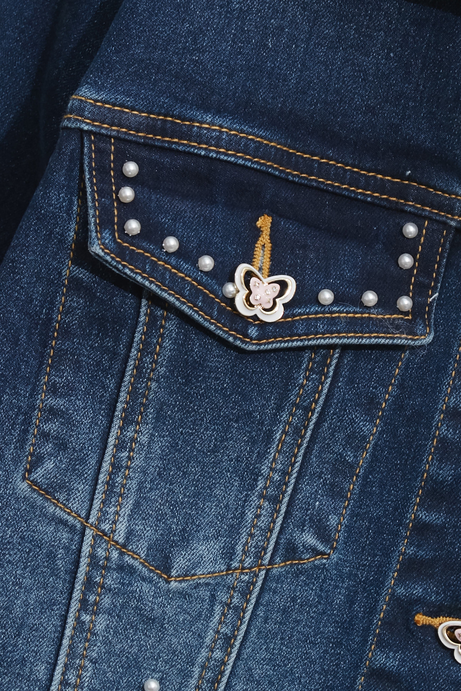 花卉刺繡經典牛仔外套花卉刺繡經典牛仔外套,上班OL穿搭,丹寧,刺繡,外套,時髦成套搭配,牛仔,牛仔外套,珍珠,秋冬穿搭,約會特輯,花花世界