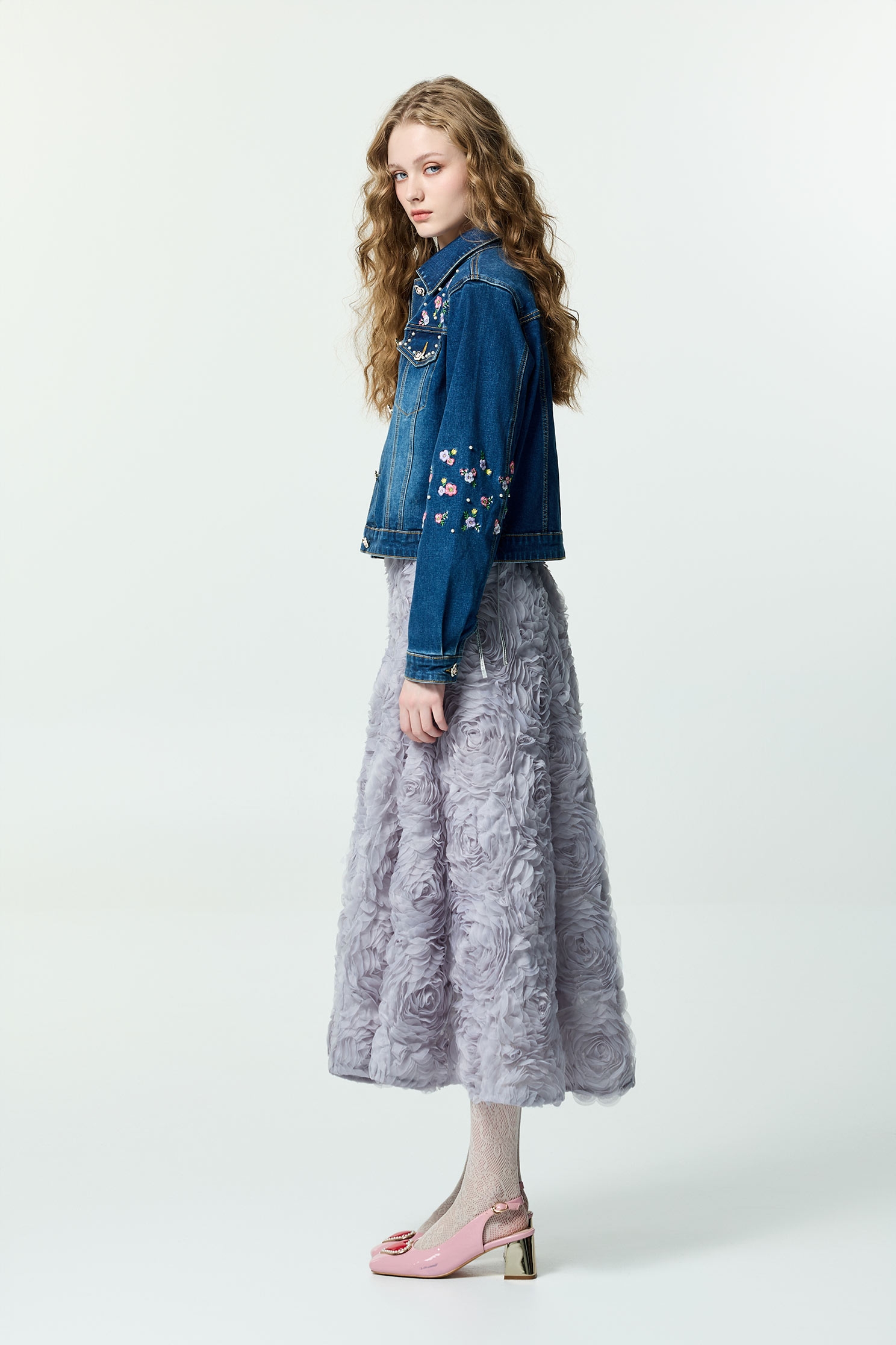 花卉刺繡經典牛仔外套花卉刺繡經典牛仔外套,上班OL穿搭,丹寧,刺繡,外套,時髦成套搭配,牛仔,牛仔外套,珍珠,秋冬穿搭,約會特輯,花花世界