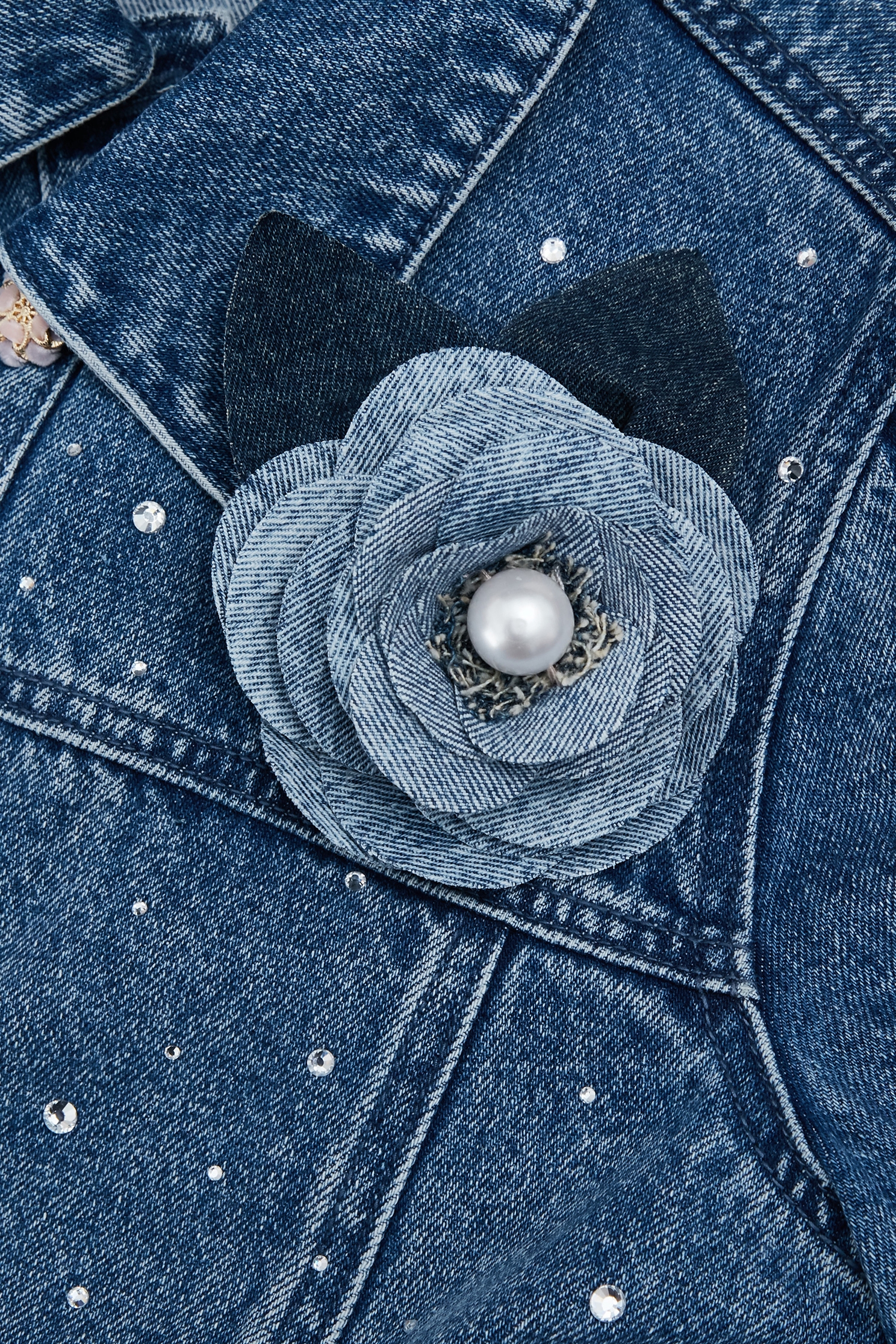 閃亮鑽飾牛仔外套閃亮鑽飾牛仔外套,丹寧,外套,春夏穿搭,牛仔,牛仔外套,約會特輯,花花世界