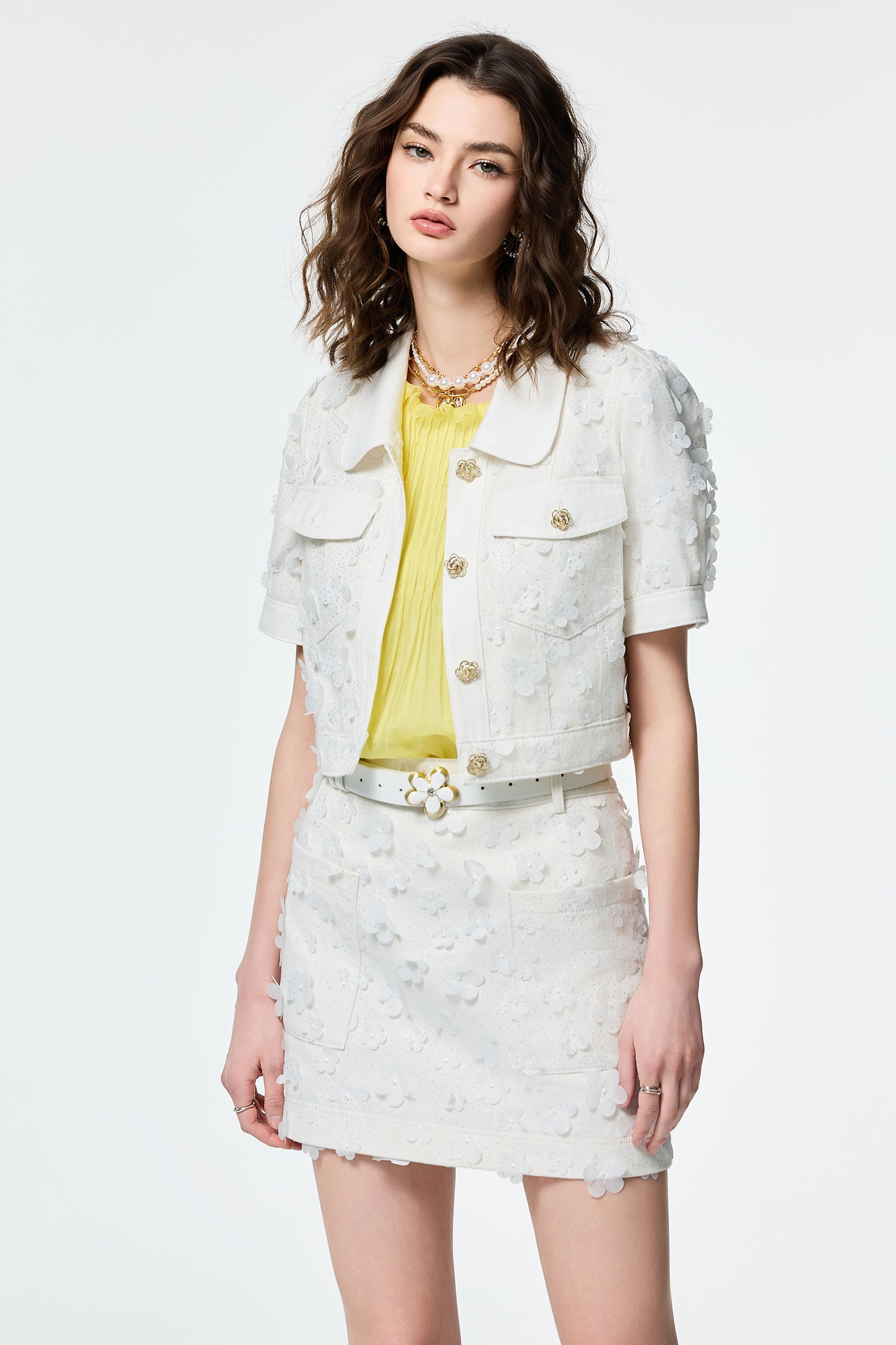 閃光花朵牛仔裙閃光花朵牛仔裙,上班OL穿搭,刺繡,春夏穿搭,時髦成套搭配,牛仔,牛仔短裙,牛仔裙,白色裙子,短裙,約會特輯