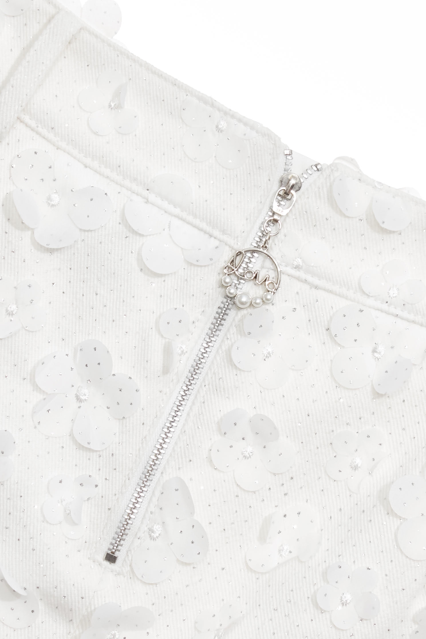 閃光花朵牛仔裙閃光花朵牛仔裙,上班OL穿搭,刺繡,春夏穿搭,時髦成套搭配,牛仔,牛仔短裙,牛仔裙,白色裙子,短裙,約會特輯