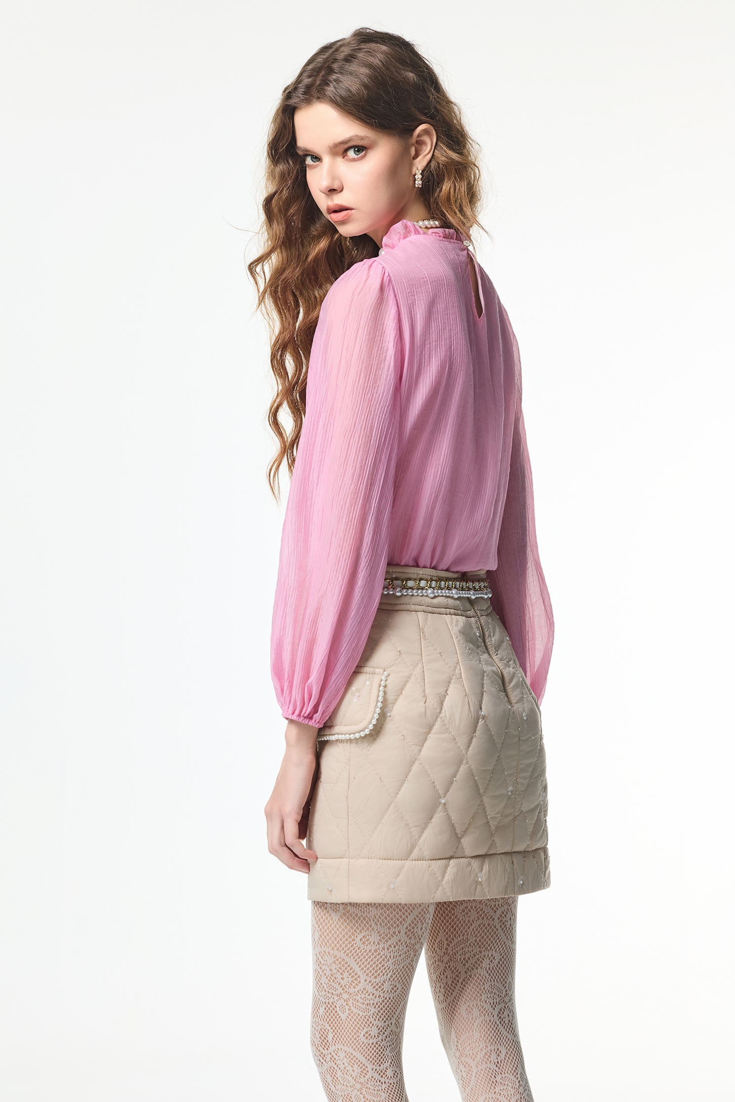 自帶光澤鋪棉短裙自帶光澤鋪棉短裙,時髦成套搭配,格紋,珍珠,短裙,秋冬穿搭,約會特輯