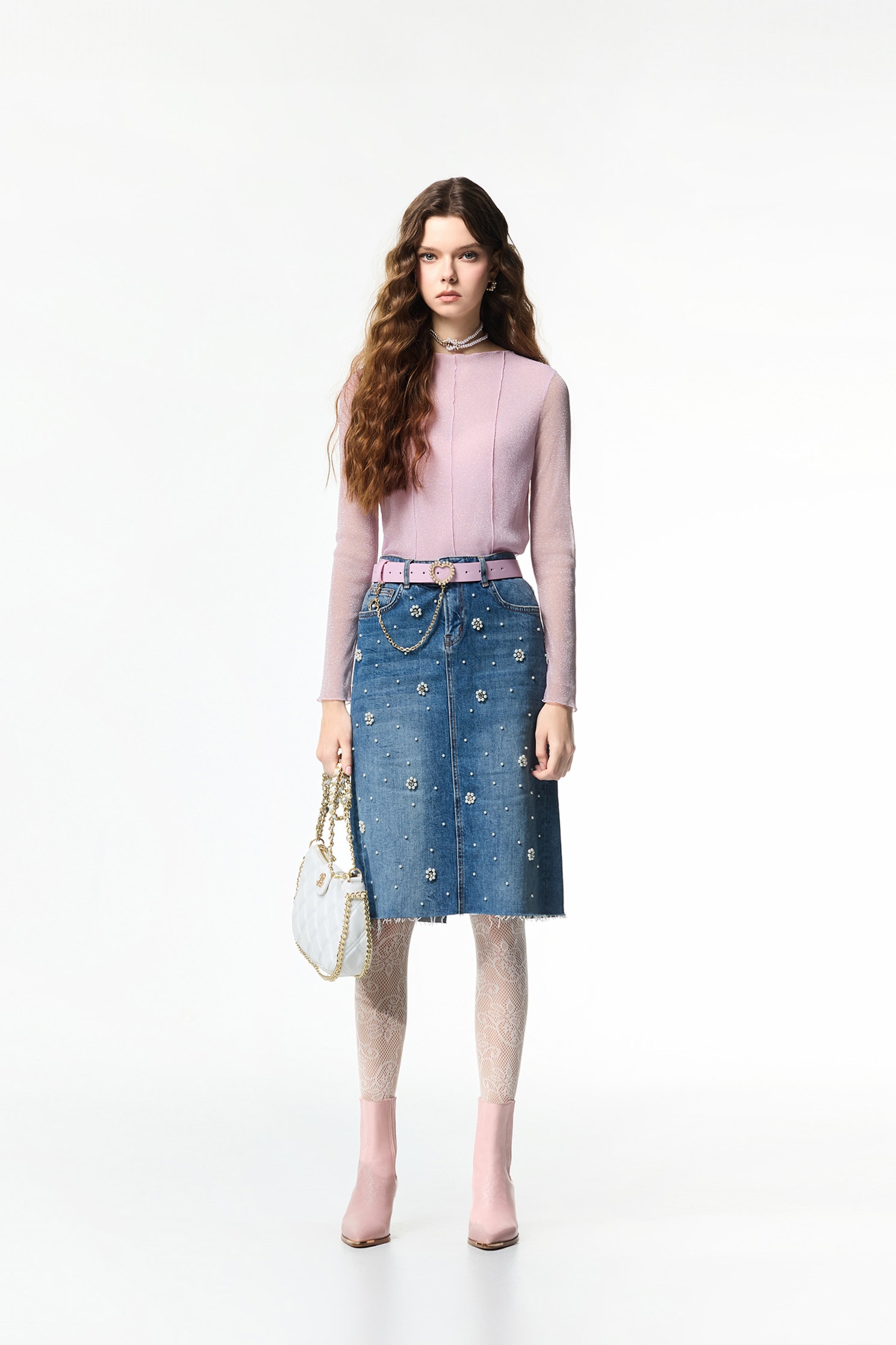 手工珍珠花瓣造型牛仔裙手工珍珠花瓣造型牛仔裙,丹寧,時髦成套搭配,牛仔,牛仔裙,珍珠,秋冬穿搭,約會特輯,花花世界,長裙