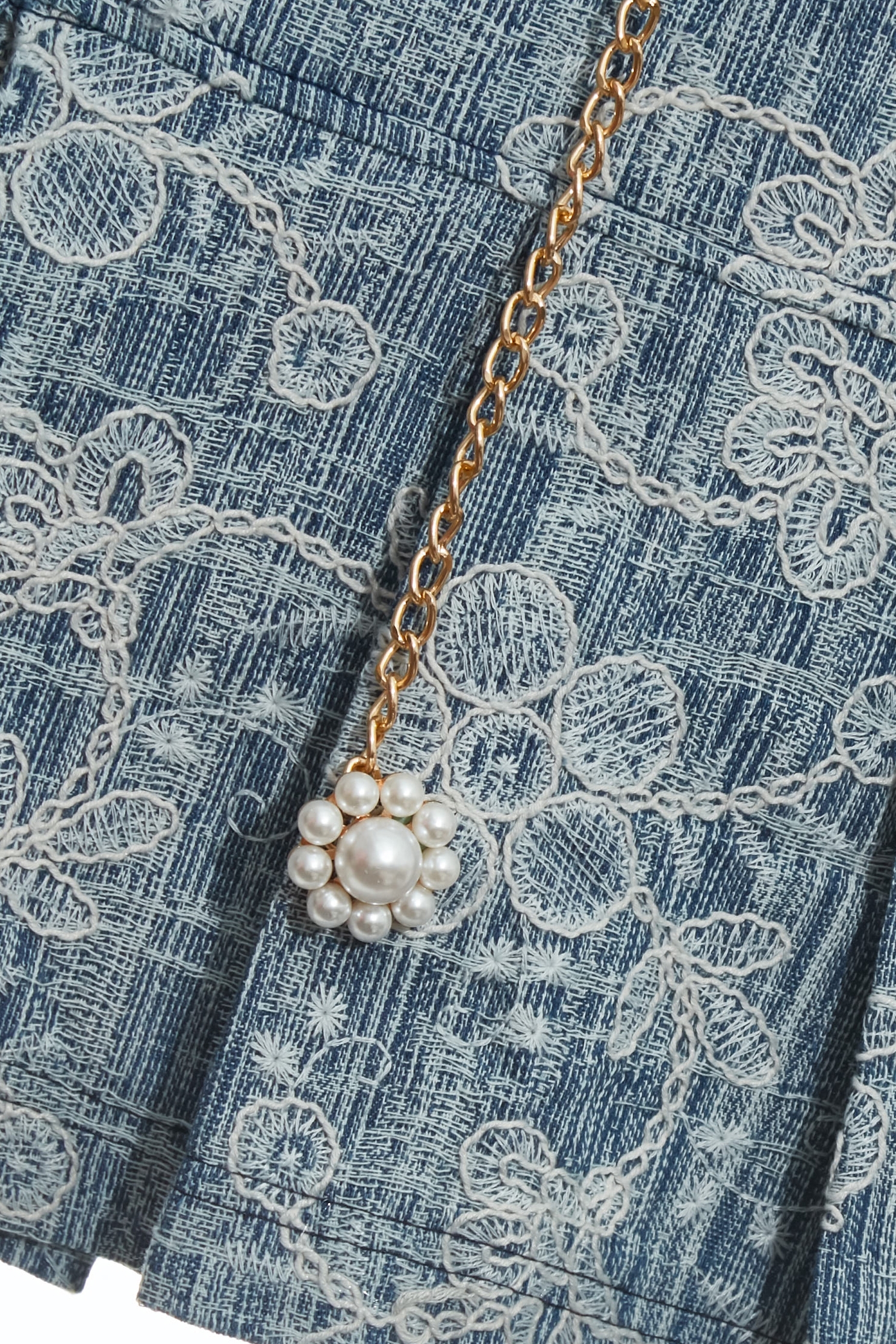 蕾絲刺繡牛仔摺裙蕾絲刺繡牛仔摺裙,刺繡,春夏穿搭,時髦成套搭配,牛仔,牛仔短裙,牛仔裙,百摺裙,百褶短裙,花花世界,蕾絲,蕾絲裙