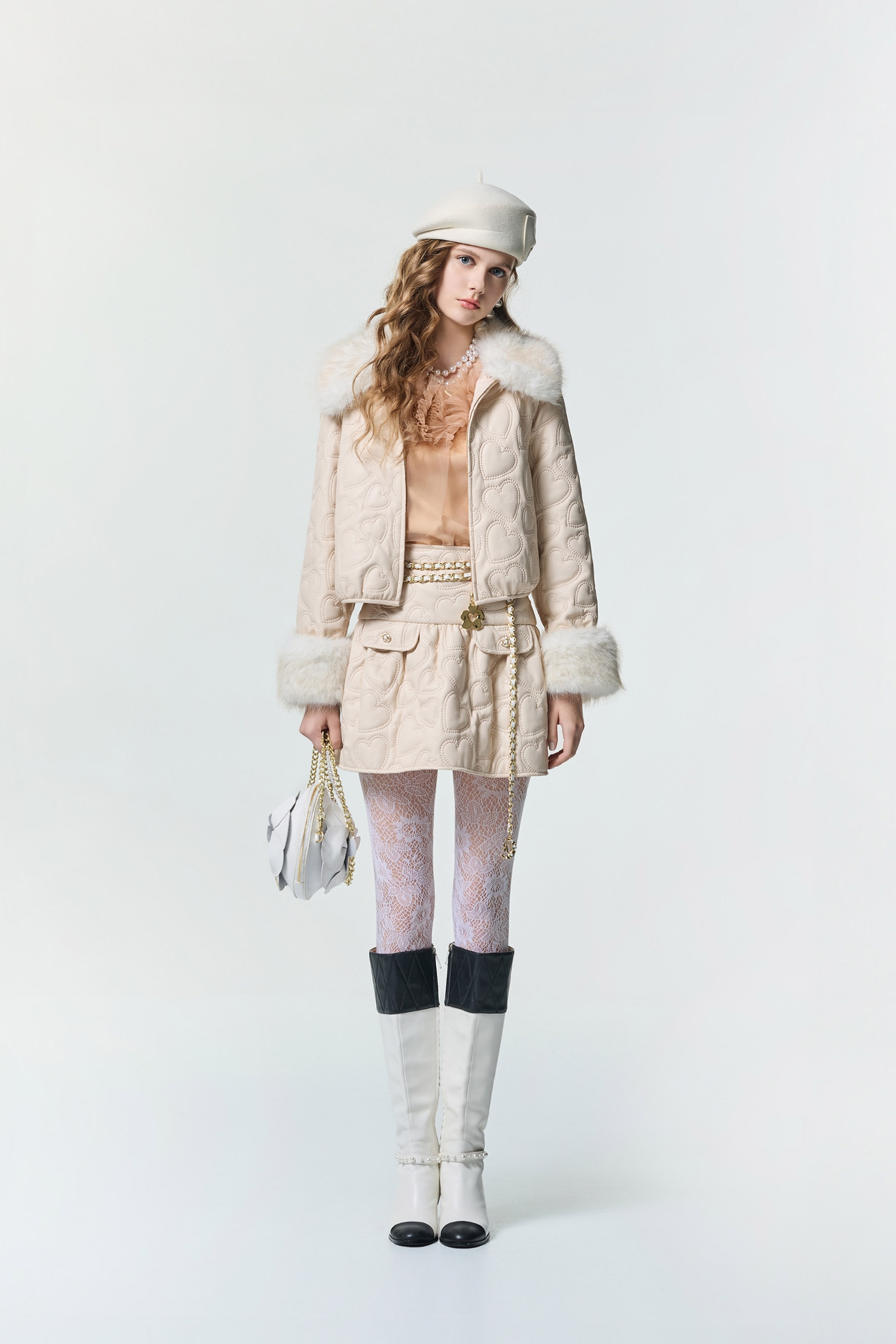 愛心圖騰絎縫仿皮短裙愛心圖騰絎縫仿皮短裙,春夏穿搭,時髦成套搭配,短裙,約會特輯