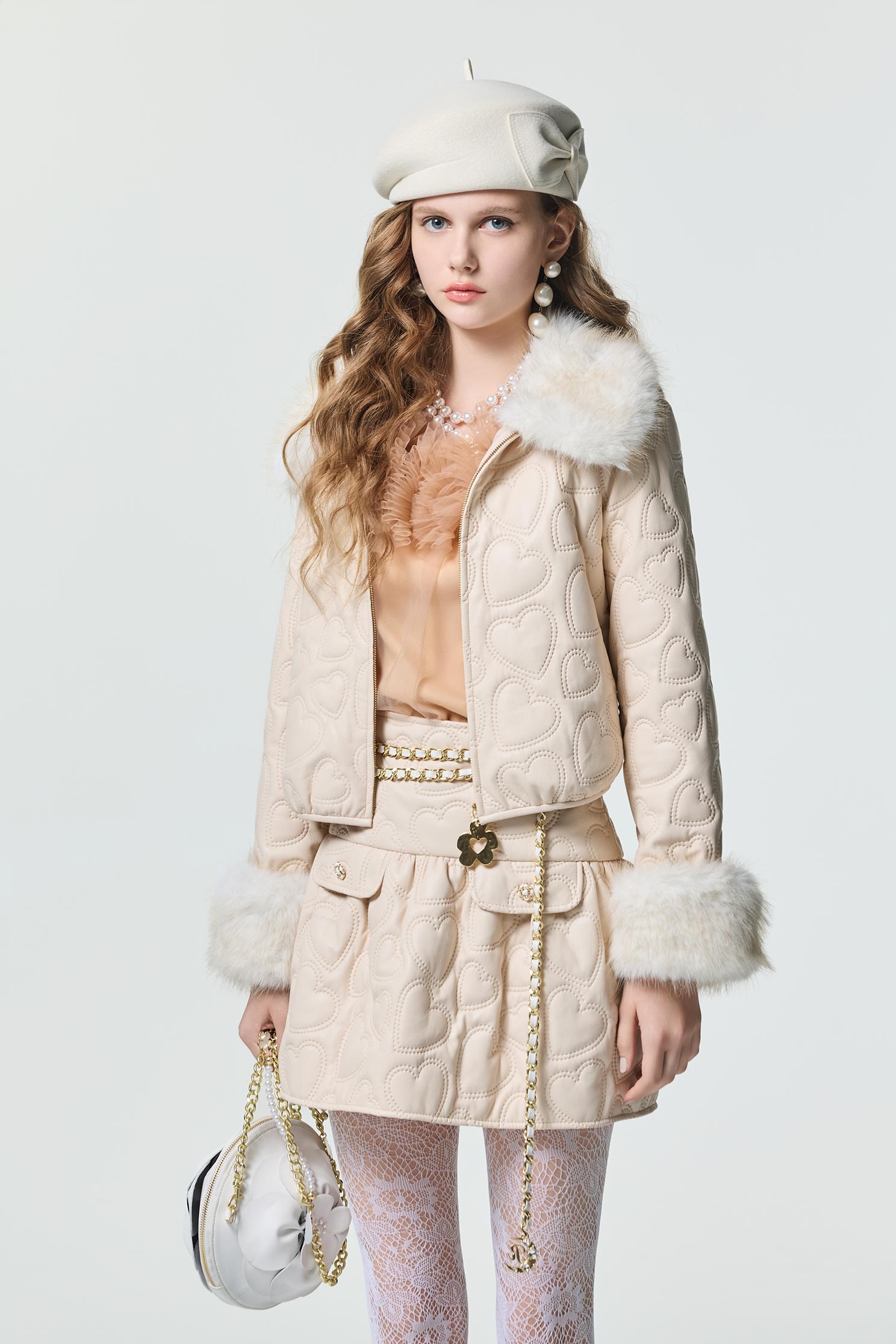 愛心圖騰絎縫仿皮短裙愛心圖騰絎縫仿皮短裙,春夏穿搭,時髦成套搭配,短裙,約會特輯