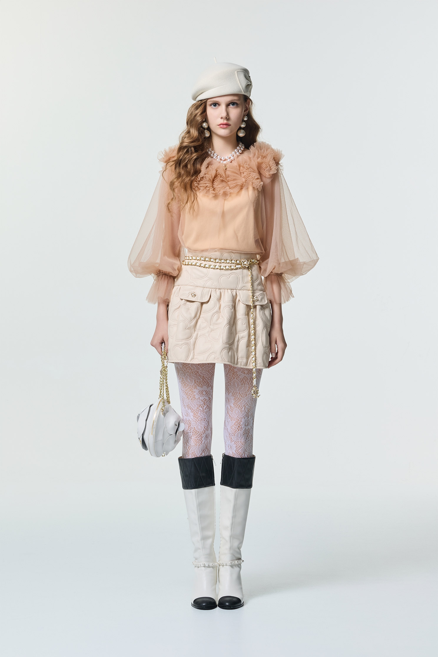 愛心圖騰絎縫仿皮短裙愛心圖騰絎縫仿皮短裙,春夏穿搭,時髦成套搭配,短裙,約會特輯