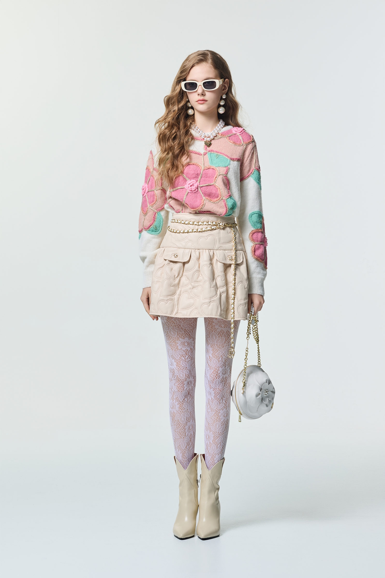 愛心圖騰絎縫仿皮短裙愛心圖騰絎縫仿皮短裙,春夏穿搭,時髦成套搭配,短裙,約會特輯