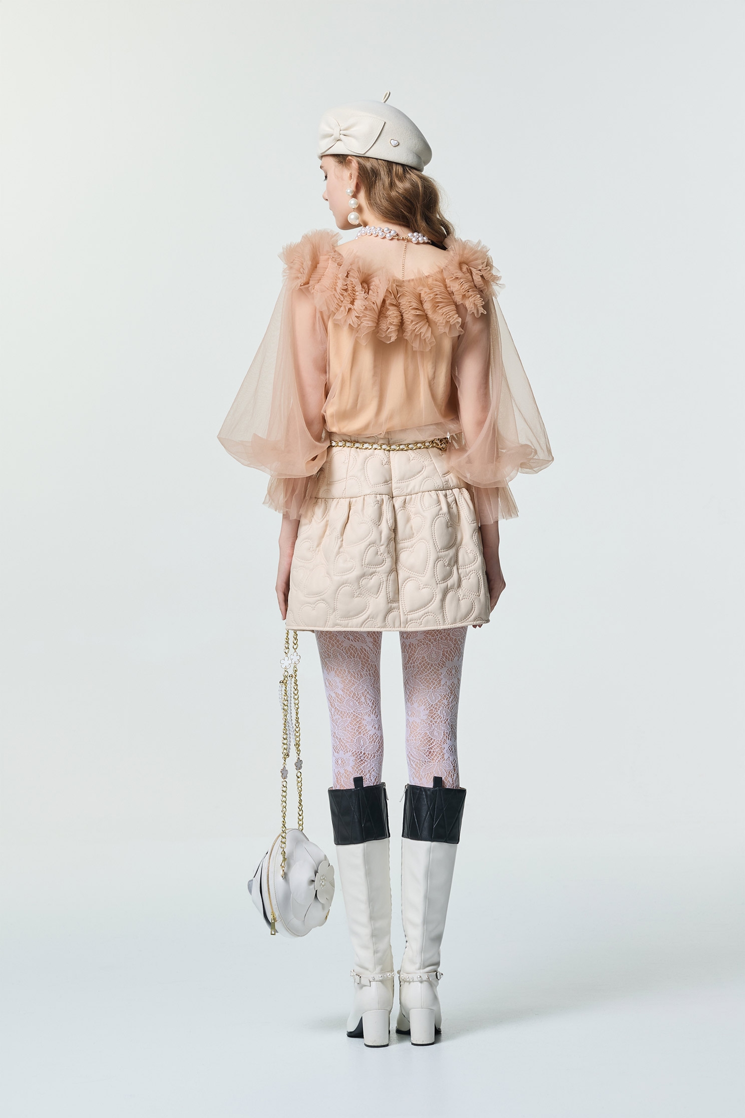 愛心圖騰絎縫仿皮短裙愛心圖騰絎縫仿皮短裙,春夏穿搭,時髦成套搭配,短裙,約會特輯