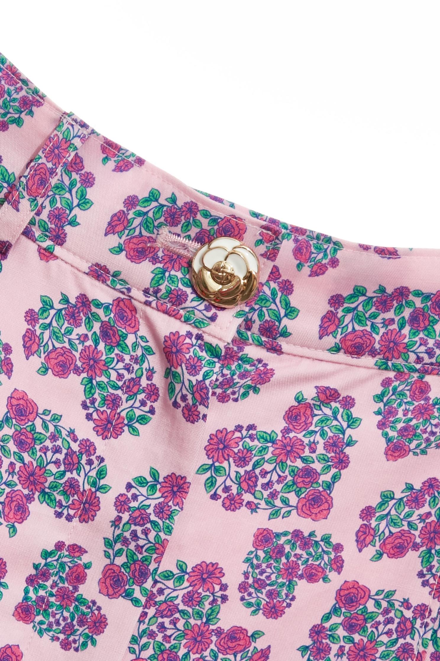 玫瑰愛心印花短褲玫瑰愛心印花短褲,V領上衣,上衣,人氣商品,春夏穿搭,時髦成套搭配,短褲,花花世界,荷葉,褲裙,雪紡