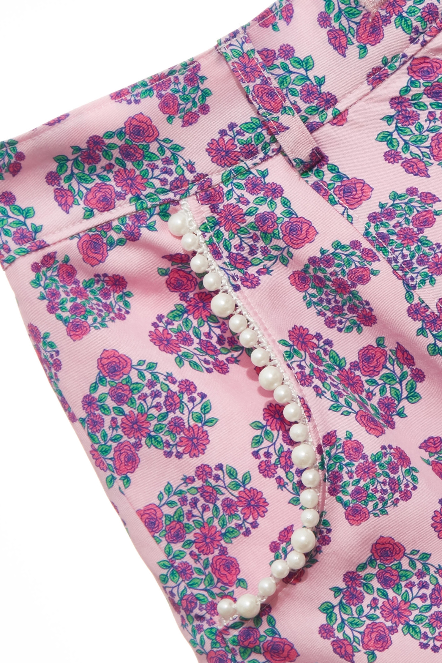 玫瑰愛心印花短褲玫瑰愛心印花短褲,V領上衣,上衣,人氣商品,春夏穿搭,時髦成套搭配,短褲,花花世界,荷葉,褲裙,雪紡