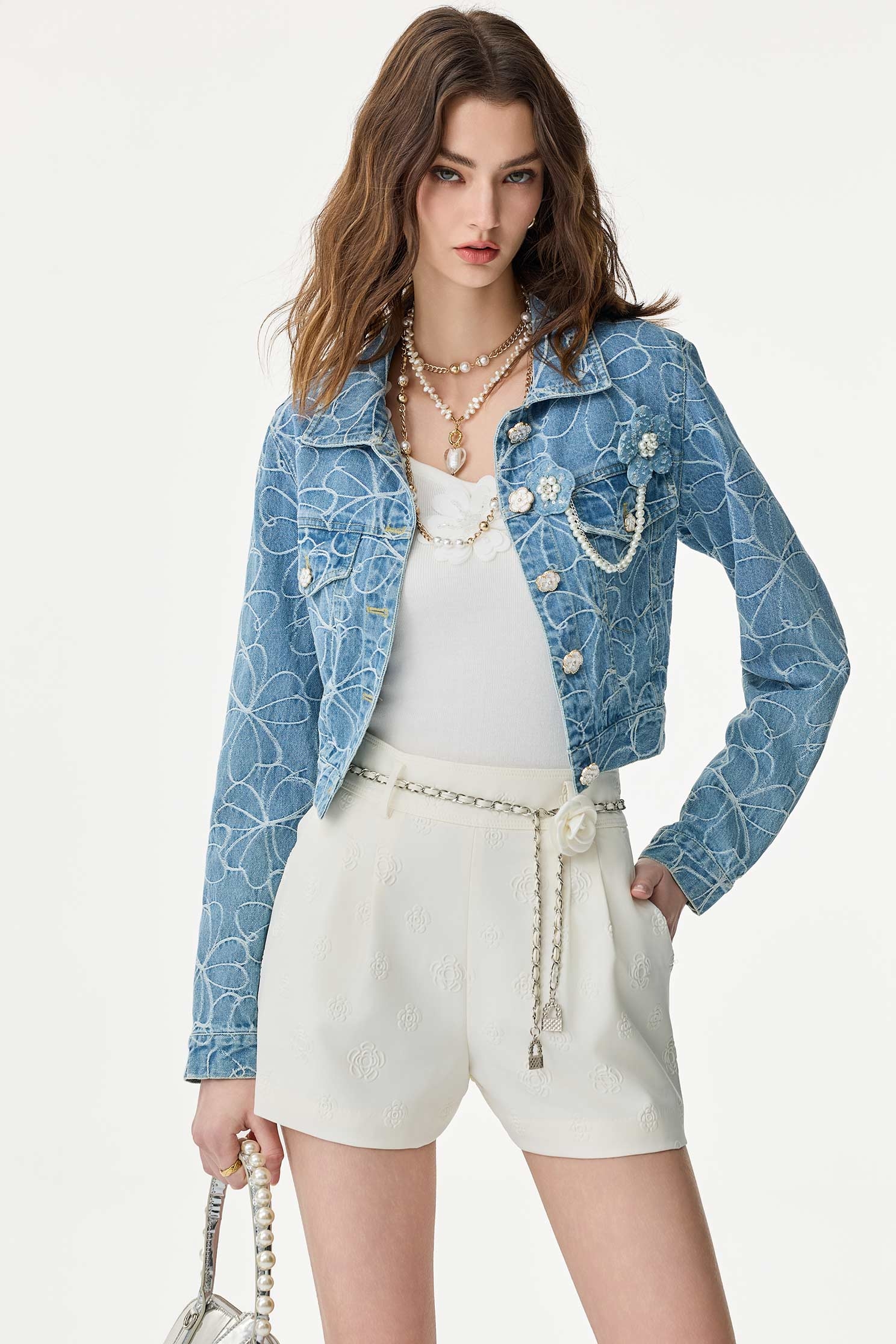 花朵壓紋短褲花朵壓紋短褲,上班OL穿搭,小香風,春夏穿搭,白色褲子,短褲,花花世界