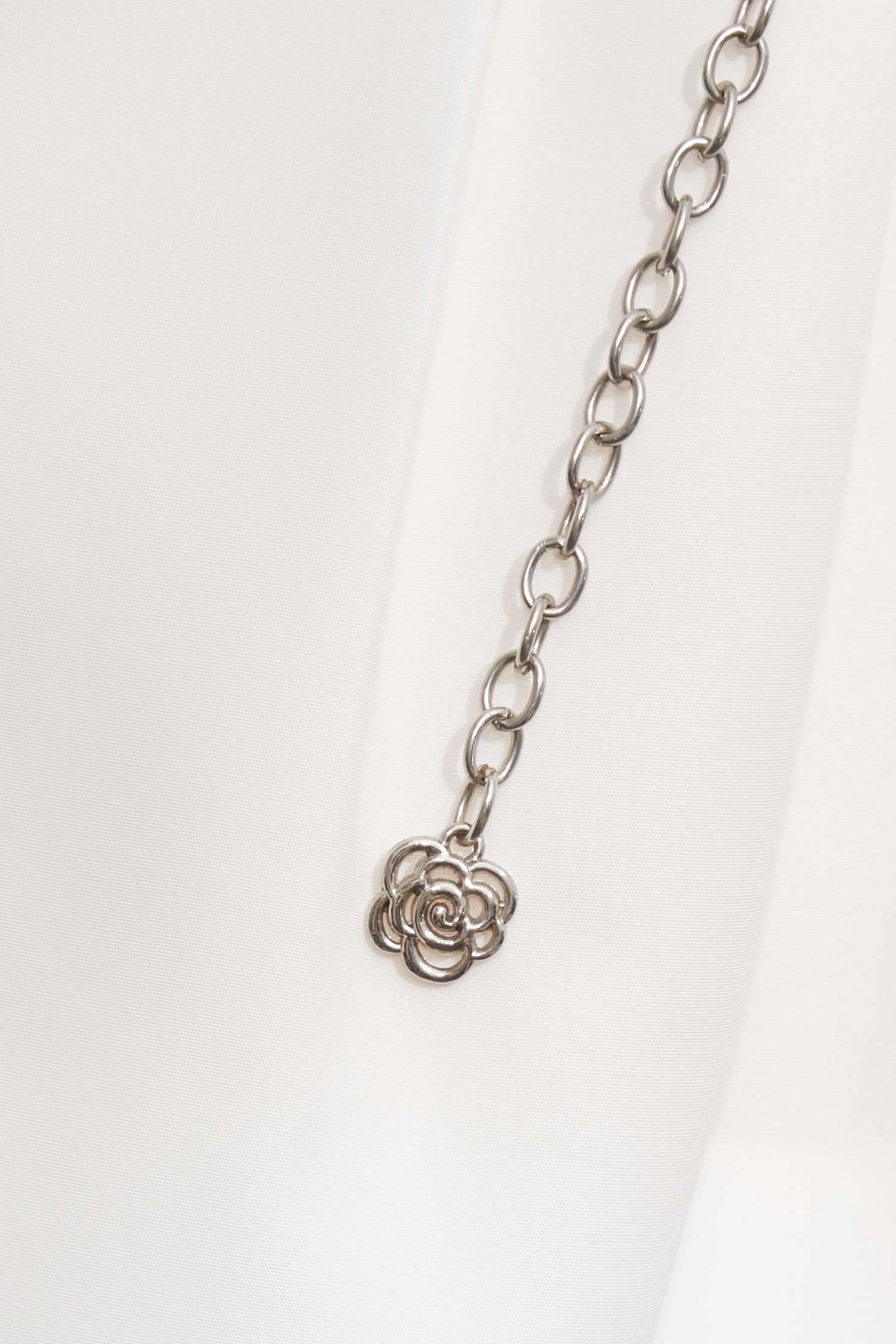 光學白自帶蝴蝶腰鍊寬褲光學白自帶蝴蝶腰鍊寬褲,上班OL穿搭,寬褲,春夏穿搭,白色褲子,荷葉,褲子