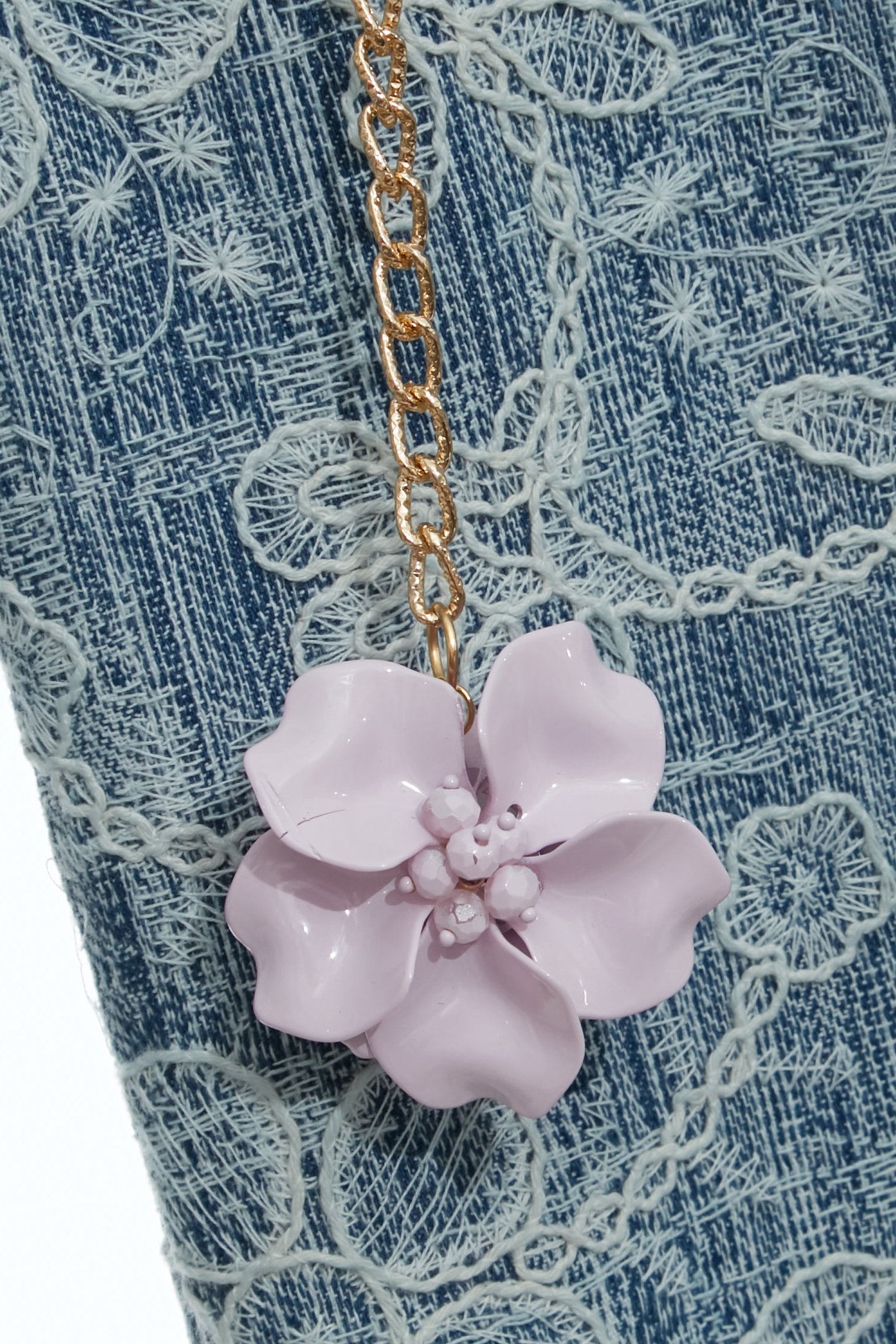 蕾絲刺繡牛仔喇叭褲蕾絲刺繡牛仔喇叭褲,人氣商品,刺繡,春夏穿搭,時髦成套搭配,牛仔,牛仔褲,花花世界,蕾絲,褲子