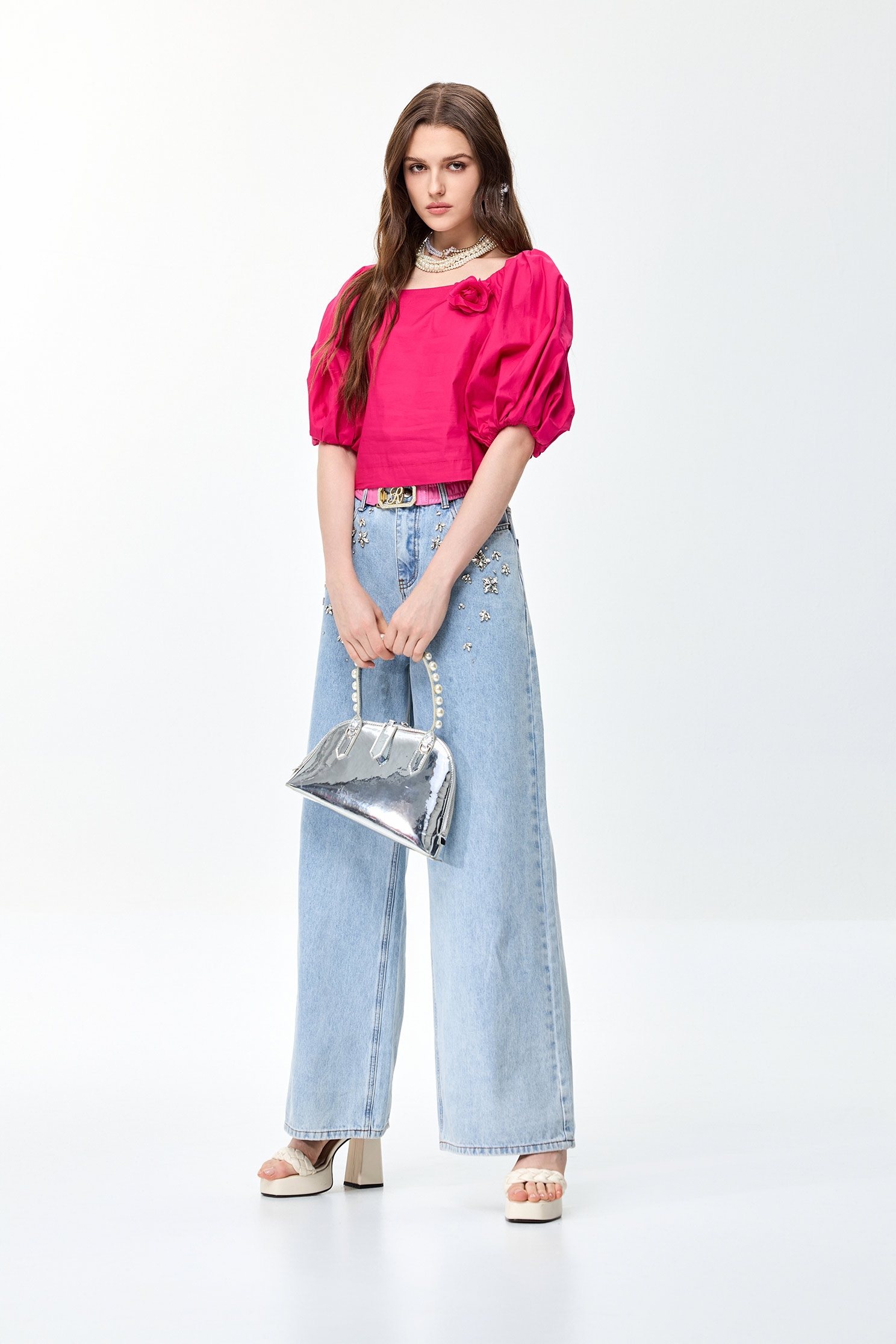 鑽飾花卉寬腿牛仔長褲鑽飾花卉寬腿牛仔長褲,丹寧,春夏穿搭,牛仔,牛仔褲,約會特輯,花花世界,褲子