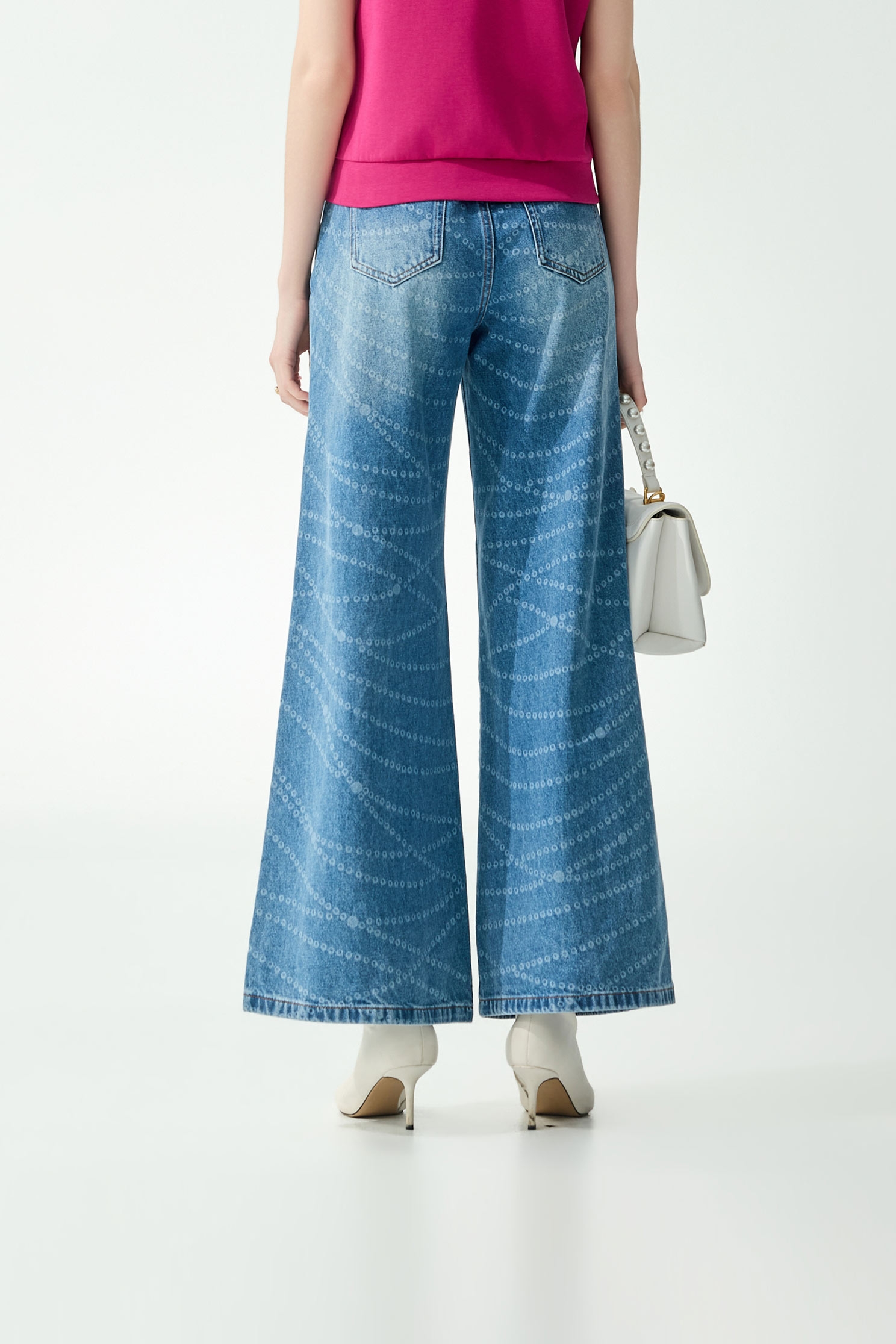 珍珠項鍊印花牛仔褲珍珠項鍊印花牛仔褲,上班OL穿搭,丹寧,寬褲,春夏穿搭,牛仔,牛仔褲,珍珠,約會特輯,花花世界,褲子,項鍊