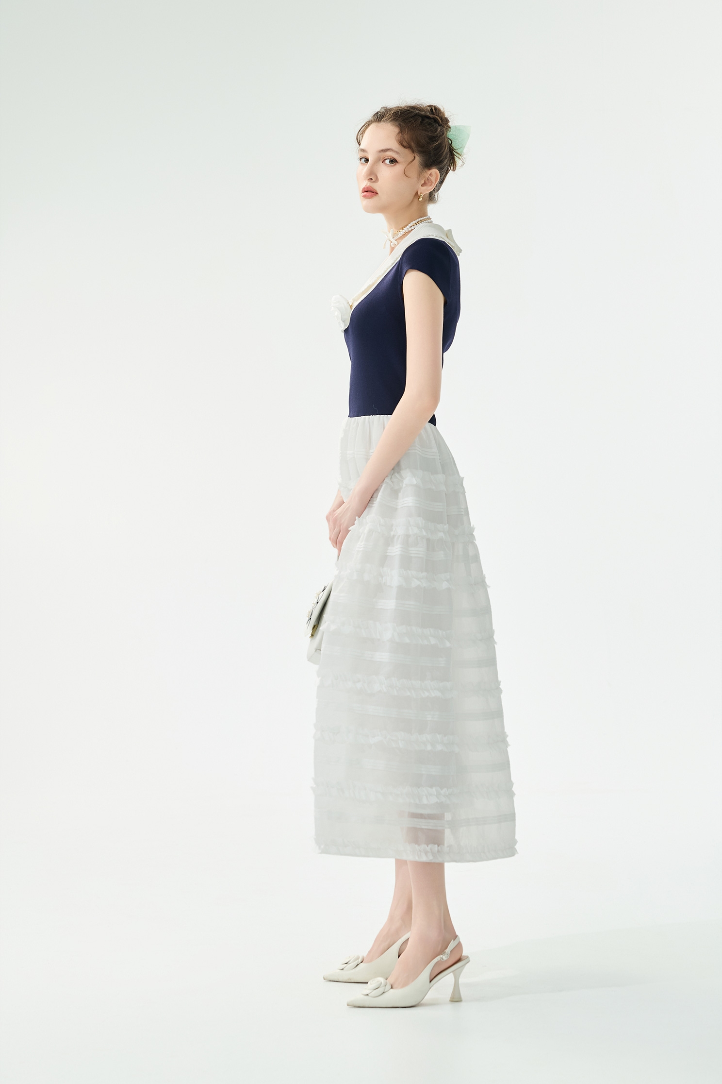 異材質拼接公主風長洋裝異材質拼接公主風長洋裝,V領洋裝,小禮服,春夏穿搭,洋裝特輯,約會特輯,花花世界,荷葉,輕奢度假,輕奢渡假,針織,針織洋裝,長洋裝