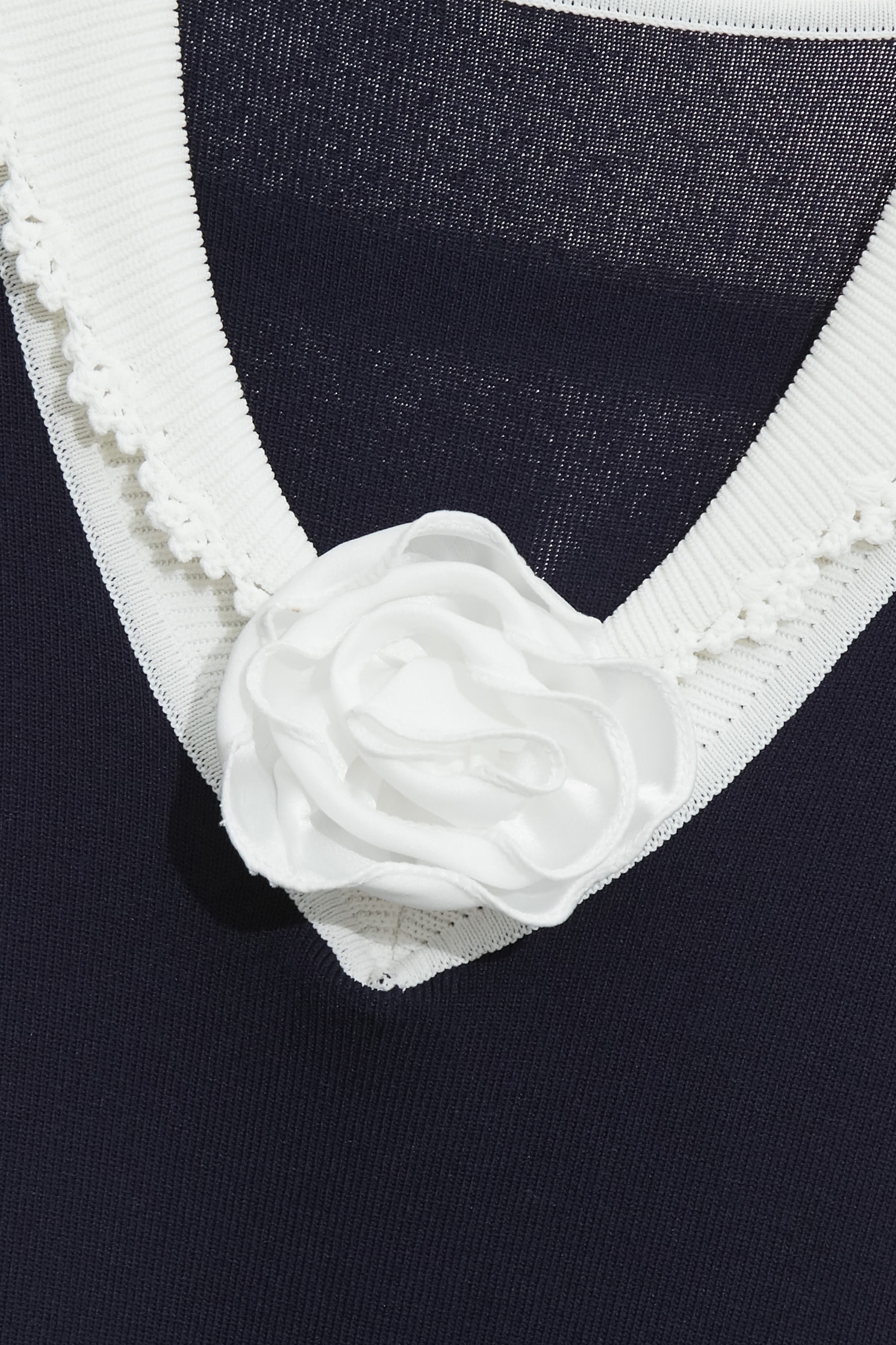 異材質拼接公主風長洋裝異材質拼接公主風長洋裝,V領洋裝,小禮服,春夏穿搭,洋裝特輯,約會特輯,花花世界,荷葉,輕奢度假,輕奢渡假,針織,針織洋裝,長洋裝