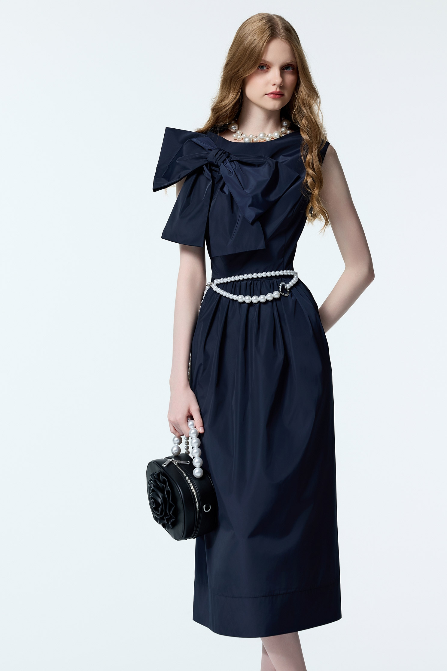 光澤感蝴蝶結禮服式洋裝光澤感蝴蝶結禮服式洋裝,一般洋裝,人氣商品,小禮服,洋裝特輯,禮服,秋冬穿搭,蝴蝶結