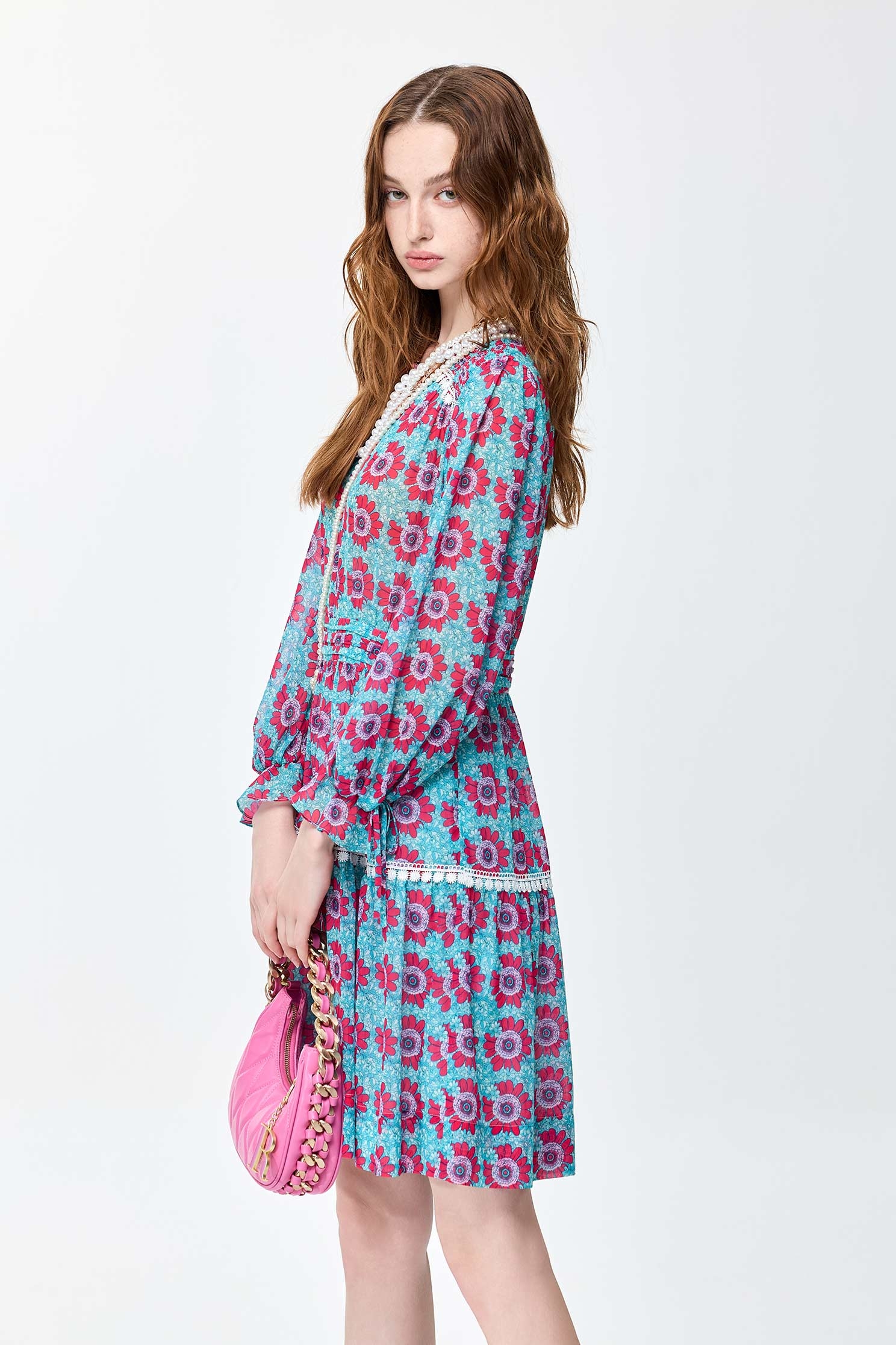 澄澈青藍色雪紡印花洋裝澄澈青藍色雪紡印花洋裝,V領洋裝,人氣商品,側背包,印花洋裝,小禮服,春夏穿搭,洋裝特輯,珍珠,花花世界,長袖洋裝,雪紡,雪紡洋裝