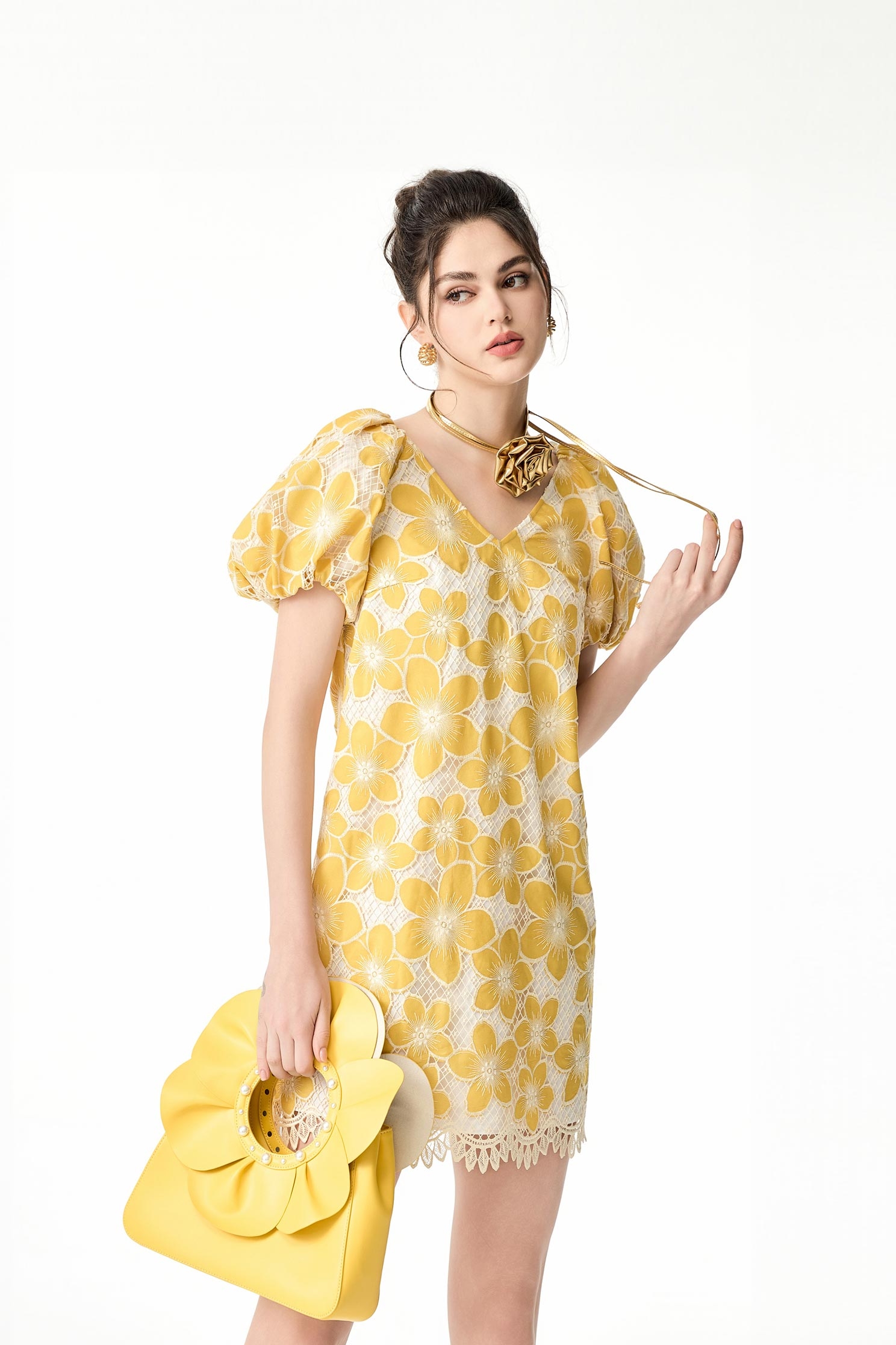 熱帶花卉刺繡洋裝熱帶花卉刺繡洋裝,V領洋裝,刺繡,刺繡洋裝,春夏穿搭,洋裝特輯,短袖洋裝,花花世界,輕奢度假,輕奢渡假