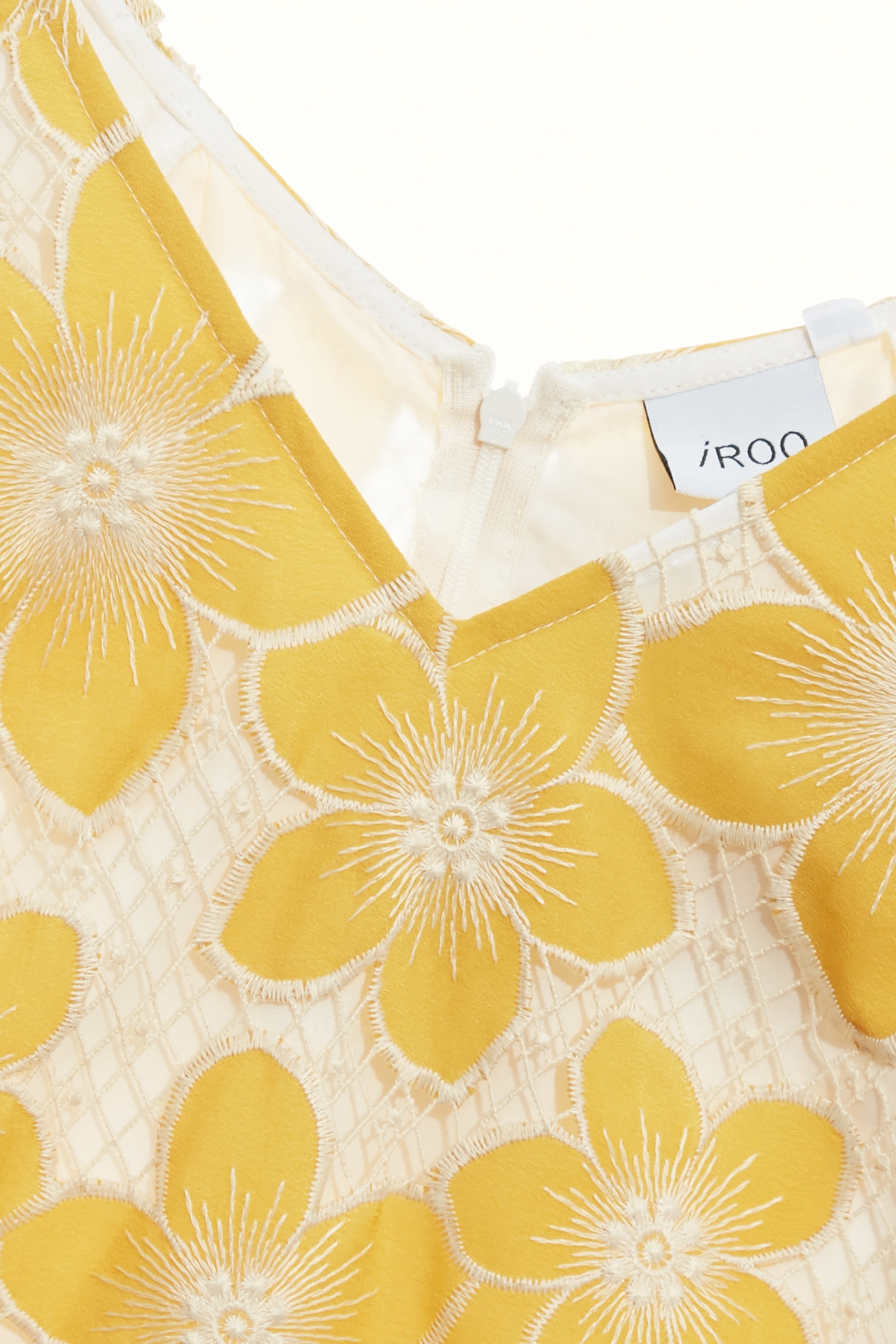 熱帶花卉刺繡洋裝熱帶花卉刺繡洋裝,V領洋裝,刺繡,刺繡洋裝,春夏穿搭,洋裝特輯,短袖洋裝,花花世界,輕奢度假,輕奢渡假