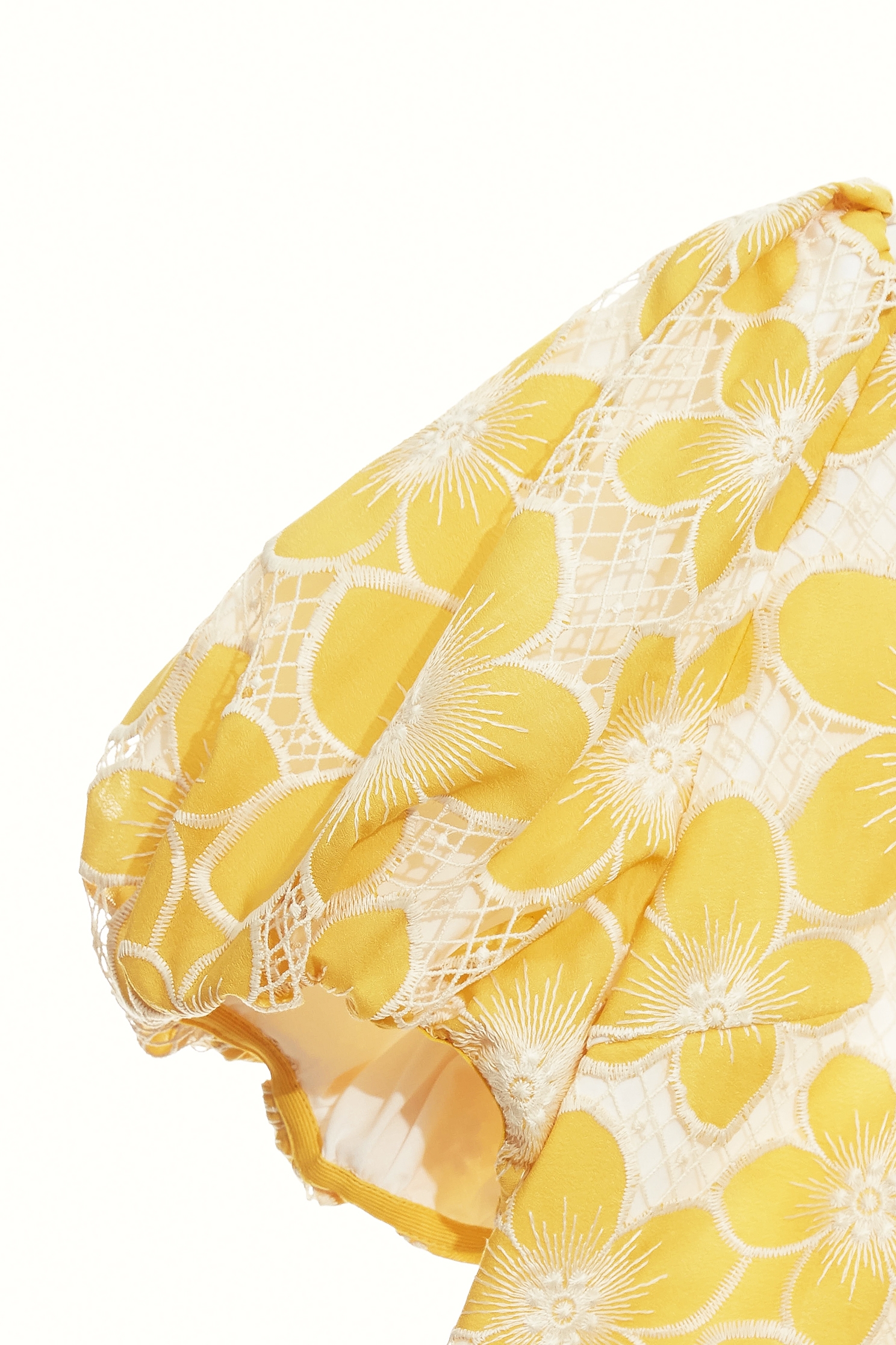 熱帶花卉刺繡洋裝熱帶花卉刺繡洋裝,V領洋裝,刺繡,刺繡洋裝,春夏穿搭,洋裝特輯,短袖洋裝,花花世界,輕奢度假,輕奢渡假